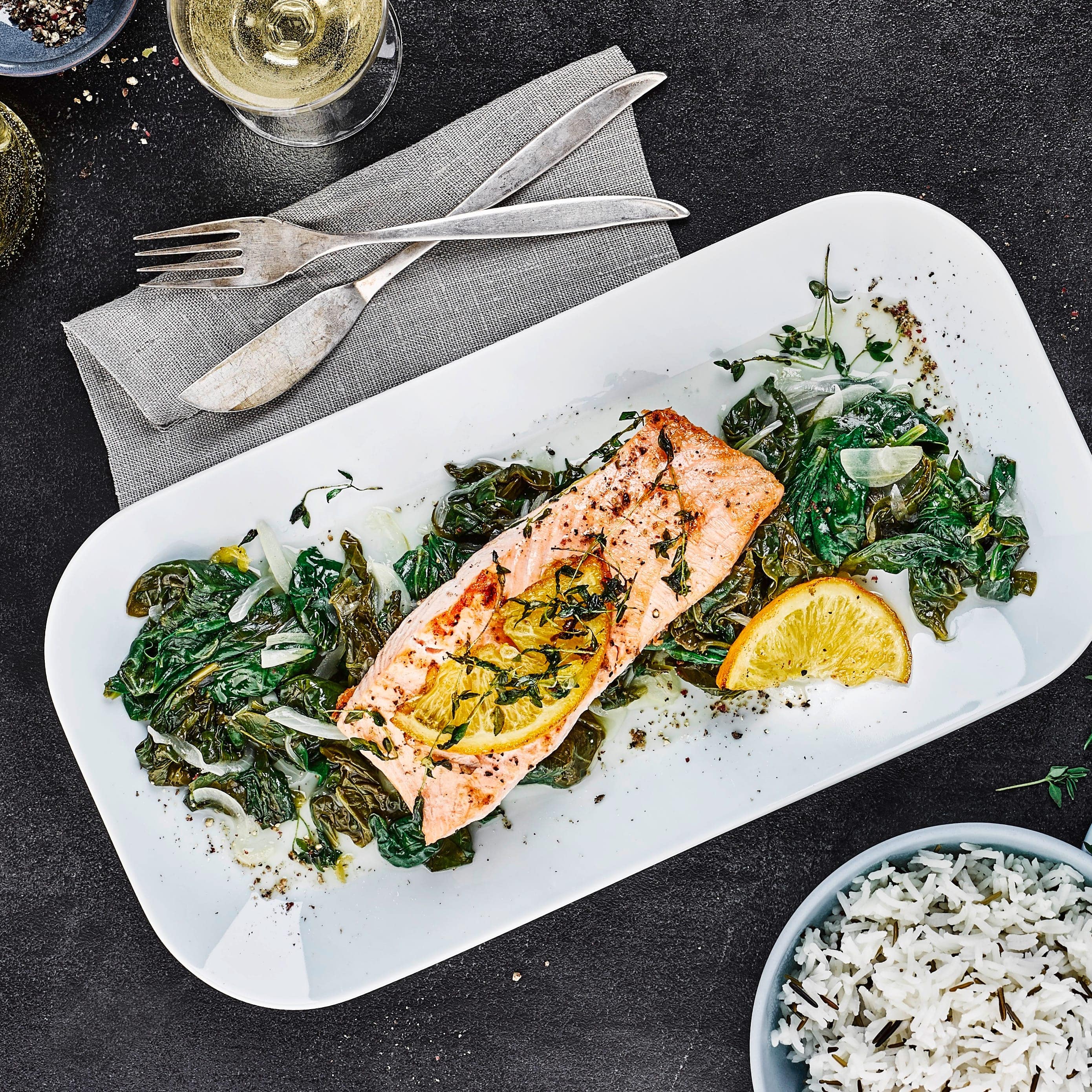 Unbedingt probieren! - Unser Rezept für Orangenlachfilet auf Spinat vereint hervorragend gebratenes Lachsfilet mit filetierter Orange und Spinat für einen frischen Geschmack.