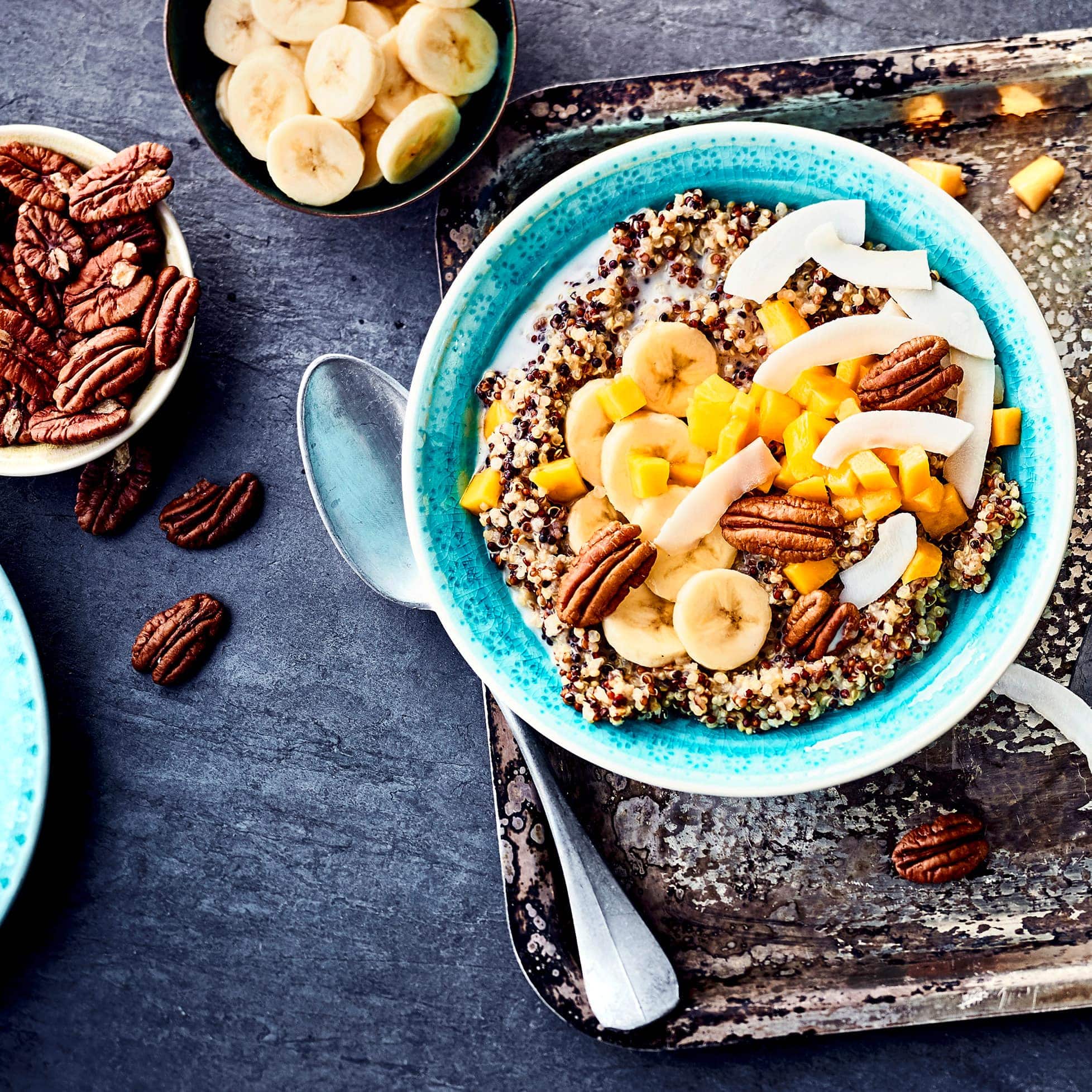 Unser Quinoa-Porridge ist nicht nur vegan und laktosefrei, sondern auch richtig lecker. Peppen Sie Quinoa und Mandelmilch mit frischem Obst und Kokosraspeln auf.