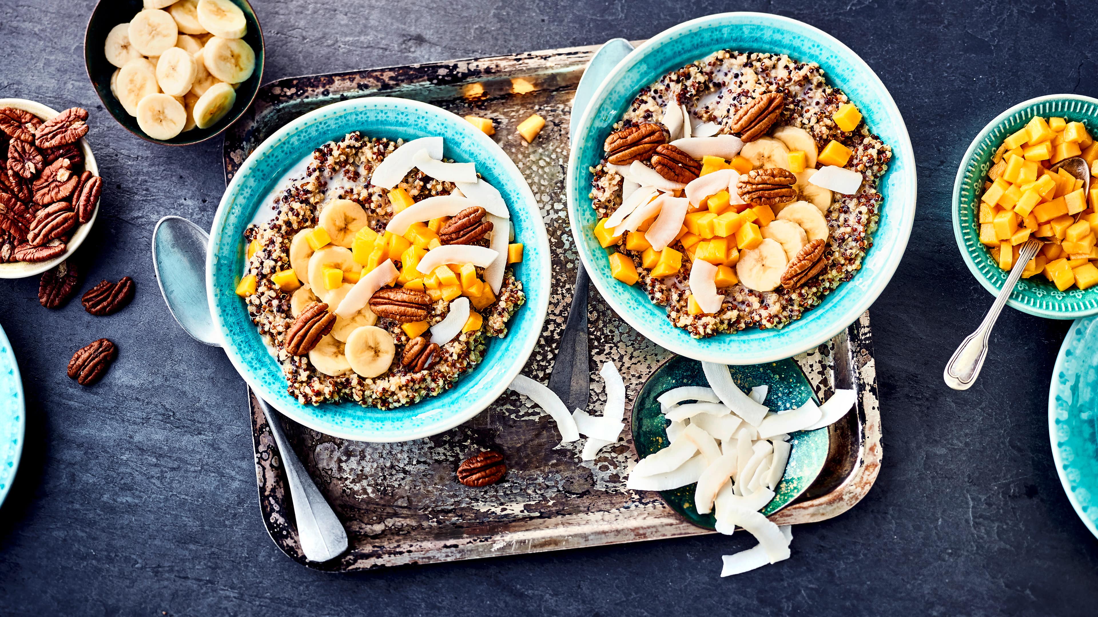 Quinoa-Porridge Unser Quinoa-Porridge ist nicht nur vegan und laktosefrei, sondern auch richtig lecker. Peppen Sie Quinoa und Mandelmilch mit frischem Obst und Kokosraspeln auf.