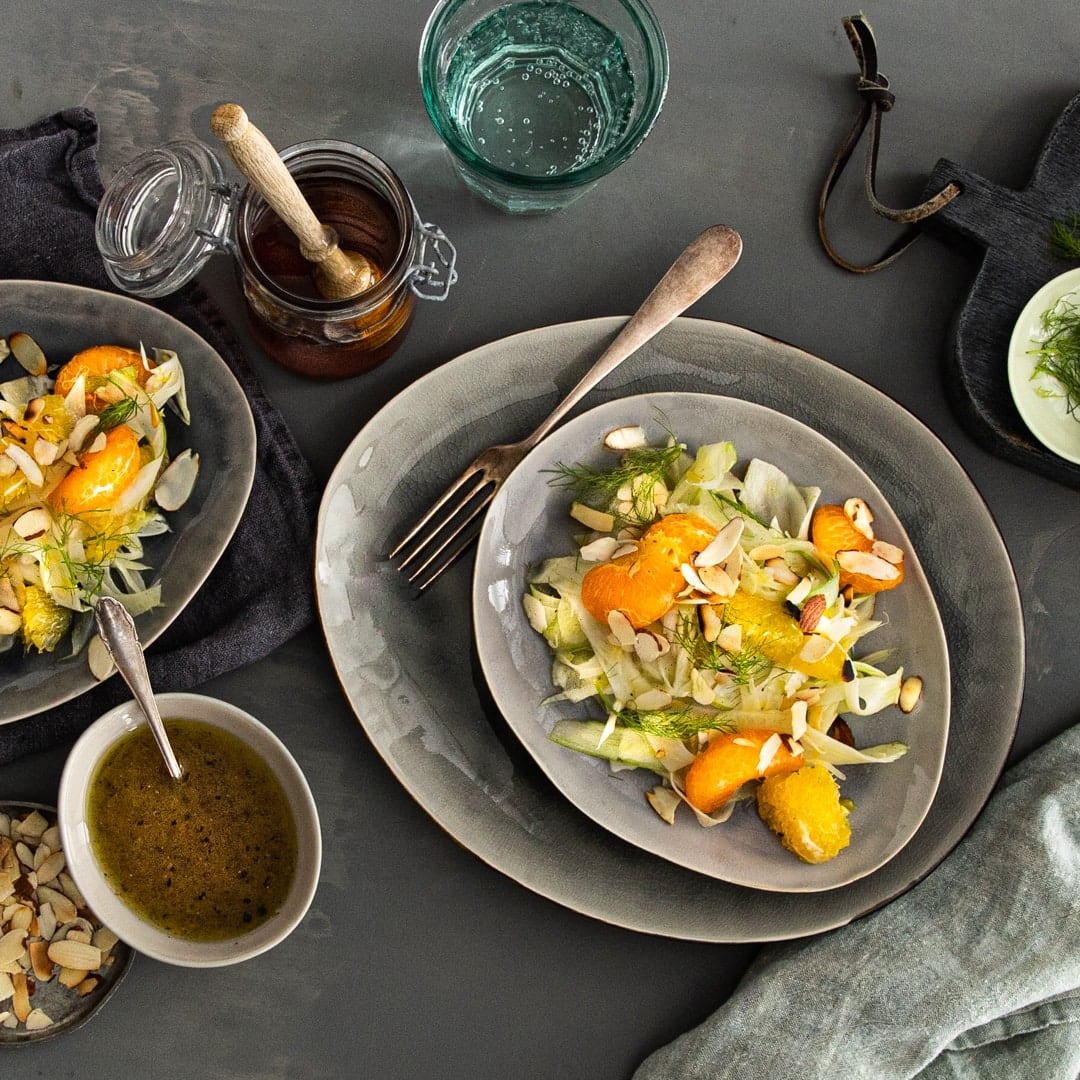 Egal ob als Vorspeise oder Beilage, diese etwas außergewöhnliche, aber umso leckere Kombination passt fast immer: Entdecken Sie unser Rezept für Fenchel-Orangen-Salat mit Zitronen-Dressing.
