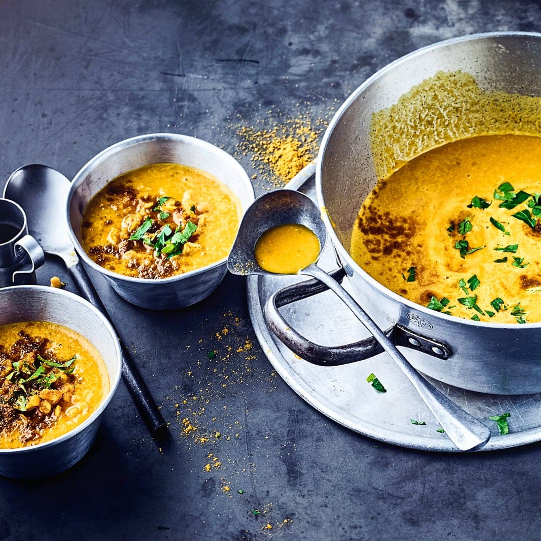 Bereiten Sie ganz schnell eine nahhafte, vegetarische Rote-Linsensuppe mit Curry und Orangensaft zu. Unser Rezept verrät Ihnen, wie es geht.