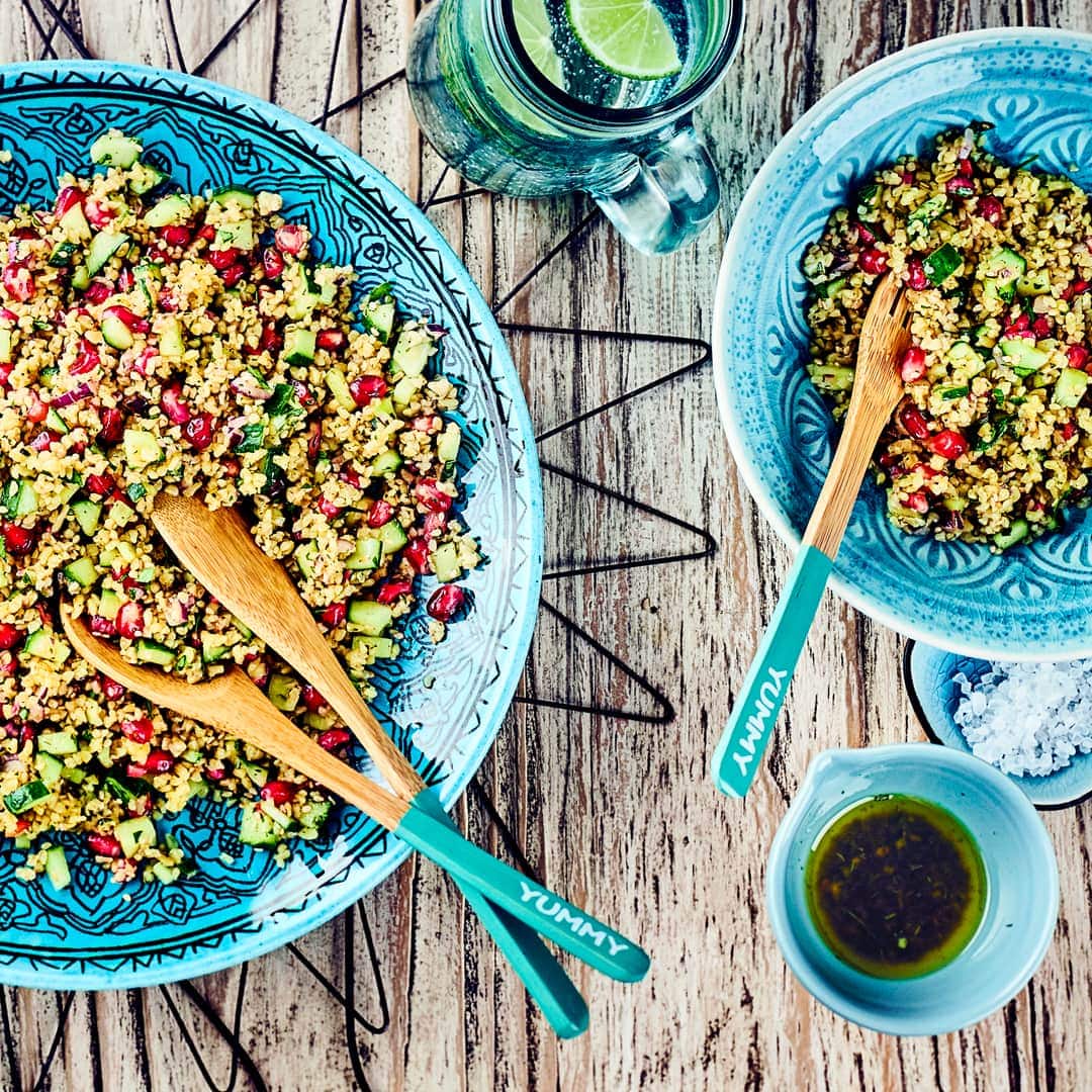 Würzig-fruchtiger Salat mit Bulgur, Salatgurke und Granatapfelkernen. Schnelle orientalische Küche, die begeistert!