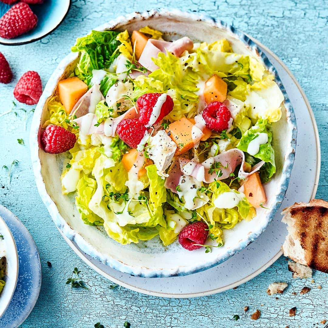 Fruchtiger Salat für warme Tage: Probieren Sie unseren Romanasalat mit Honigmelone, Mozzarella und marinierter Gurke – in 10 Minuten servierbereit!