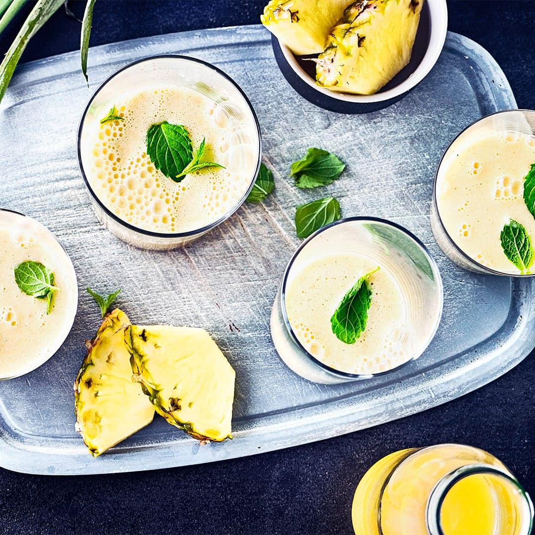 Nahrhafter Smoothie für den Winter: Unser Orangen-Drink mit frischer Ananas, Naturjoghurt, Haferflocken und Walnüssen – fertig in nur fünf Minuten!