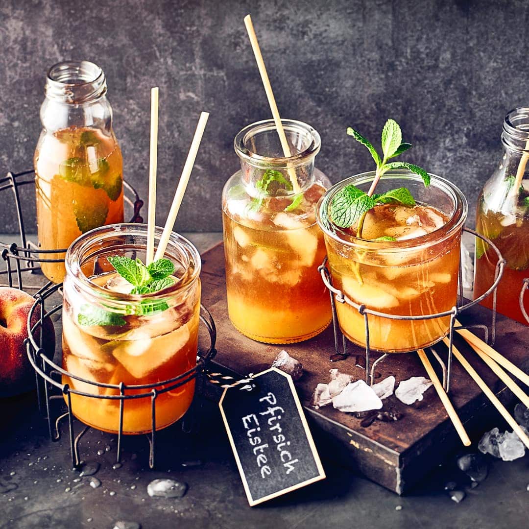 Herrlich erfrischend im Sommer und selbstgemacht immer noch am Leckersten: Unser Rezept für Pfirsich-Eistee am besten mit Freunden genießen!