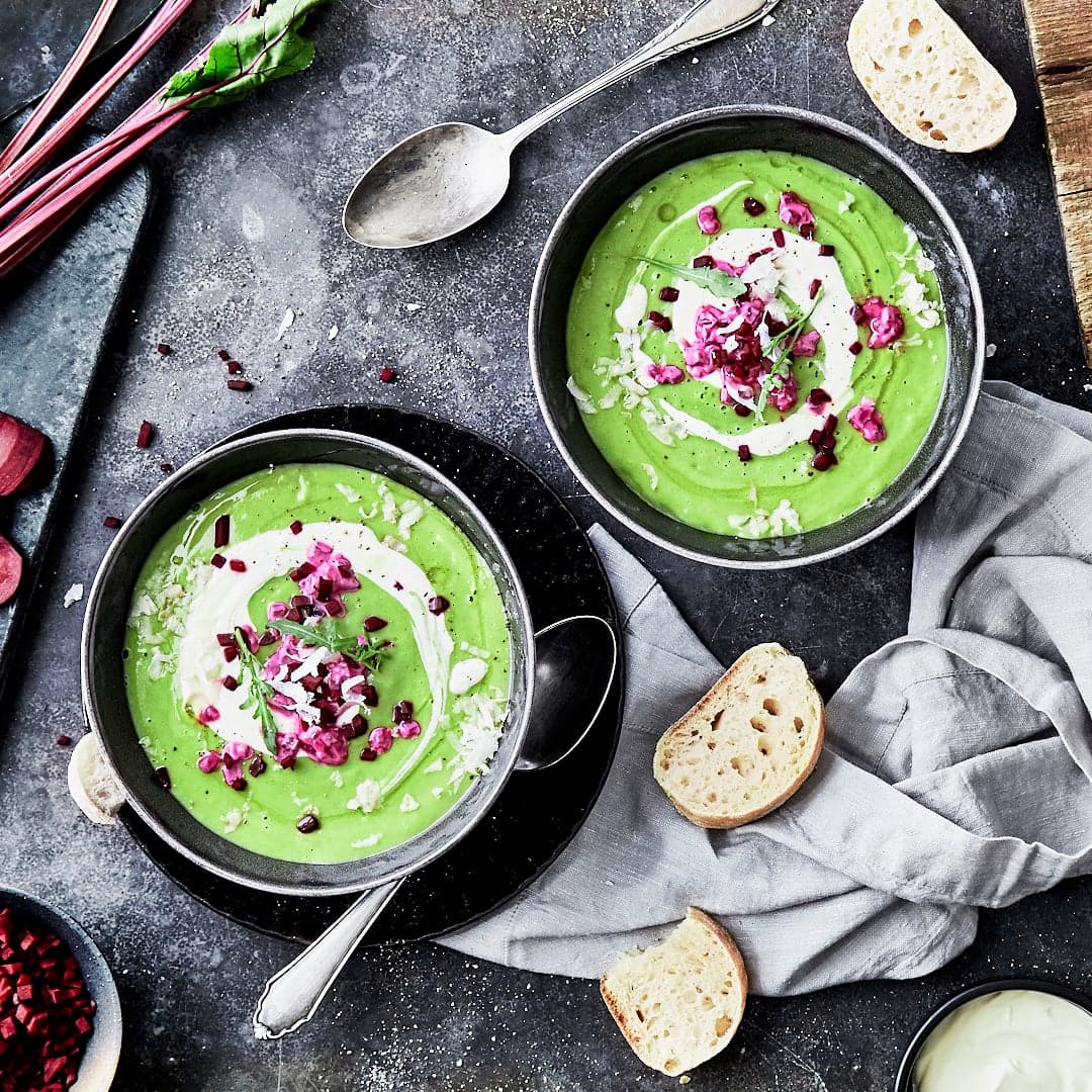 Rucola, einer der würzigsten Blattsalate, verfeinert mit seinem pikanten Aroma nicht nur Rohkost: Probieren Sie auch unsere köstliche Rucolasuppe!