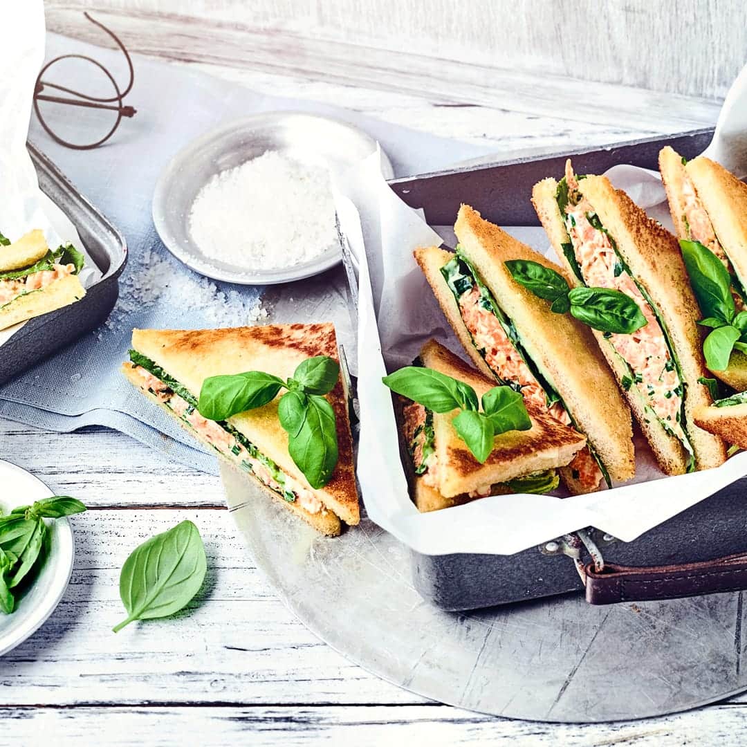 Schnell gemacht und so lecker, Lachs-Tramezzini mit Räucherlachs, Frischkäse, Kopfsalat, Karotten und Mayonnaise.