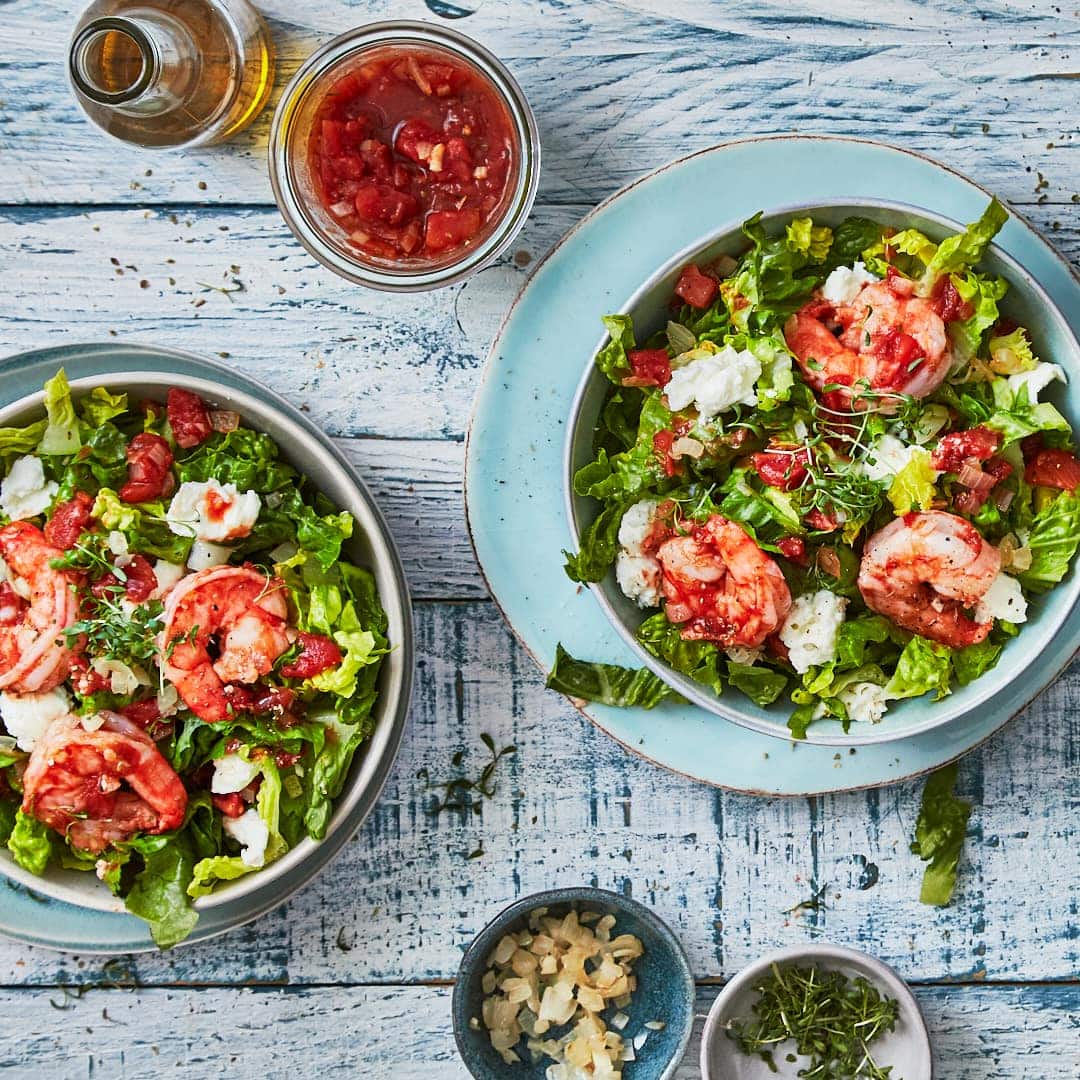 Sie suchen eine schnelle Zwischenmahlzeit mit Meeresfrüchten? Dann probieren Sie unseren erfrischenden Romanasalat mit Büffel-Mozzarella, Tomaten, Oregano und gebratenen Garnelen – fertig in weniger als 20 Minuten!