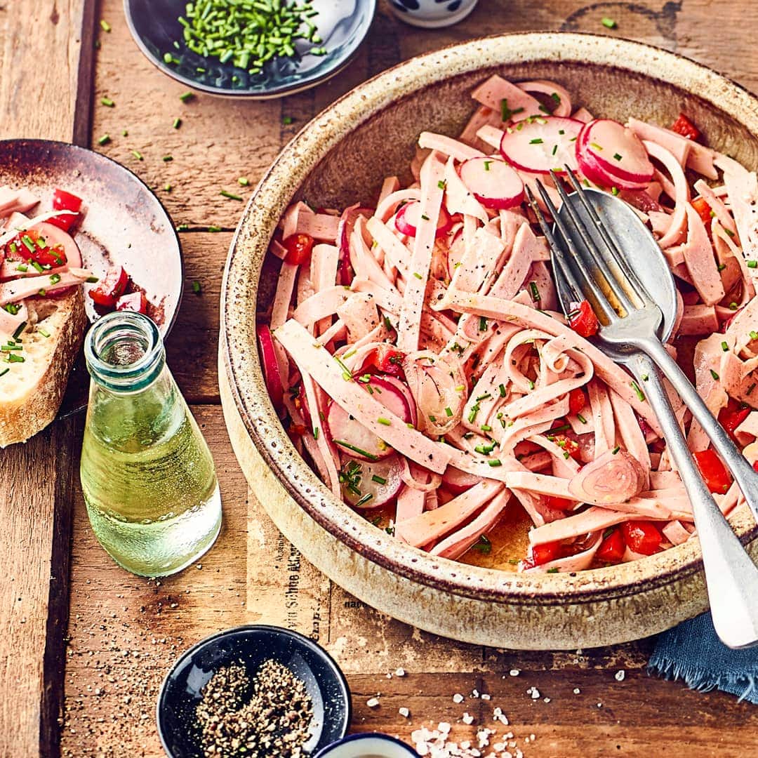 Probieren Sie unseren herzhaften Wurstsalat aus Lyoner, mit Radieschen und Paprikaschoten.