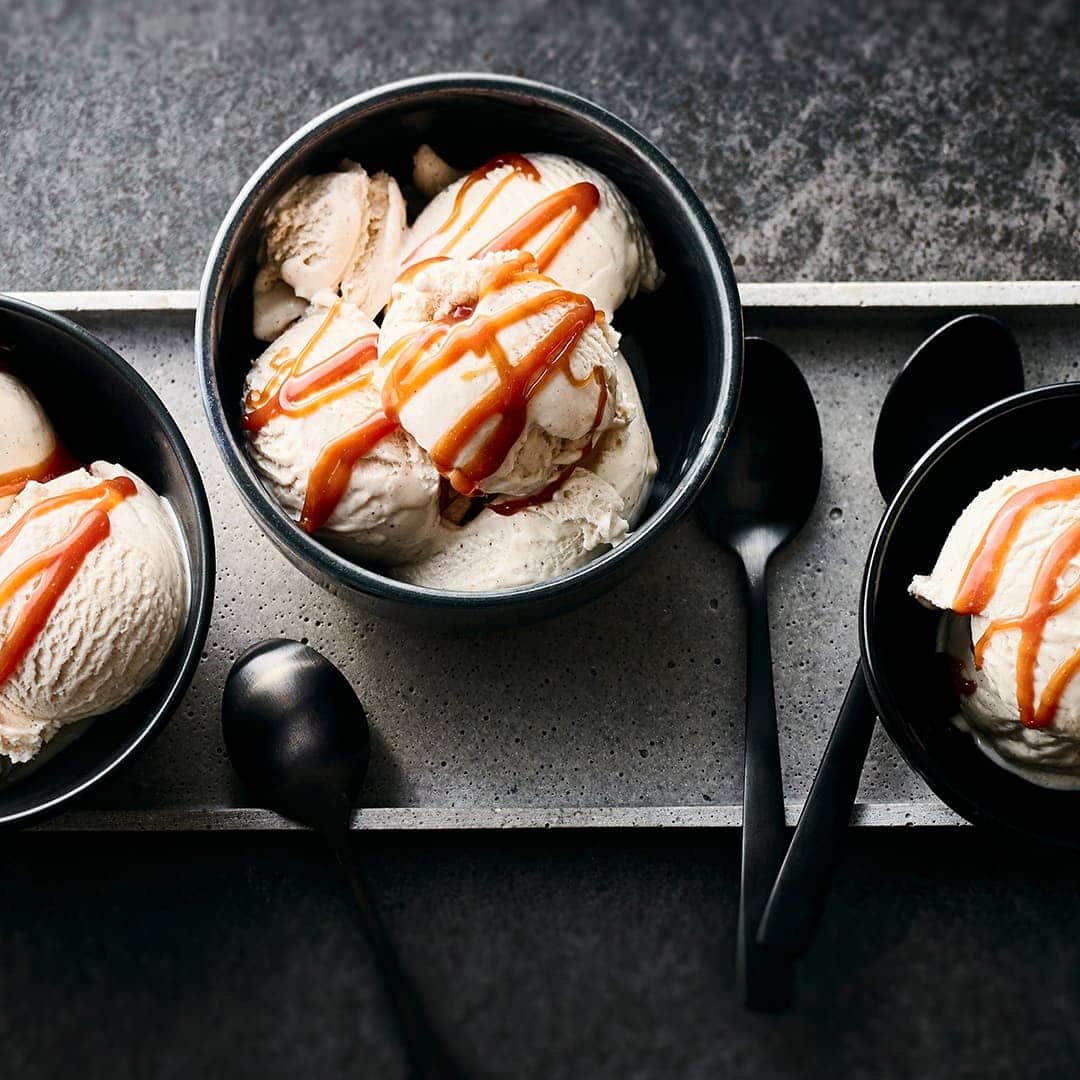 Wer hätte gedacht, dass gezuckerte Kondensmilch so vielseitig einsetzbar ist? Zum Beispiel in unserem Rezept für selbstgemachtes Milchmädchen-Eis.