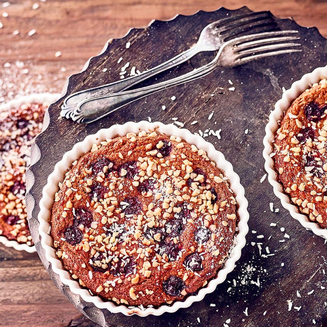 Sie suchen ein veganes Kuchenrezept? Probieren Sie unsere Kirschküchle mit Dinkelvollkornmehl, Mandeln, Banane und Kokosflocken – lecker und laktosefrei!