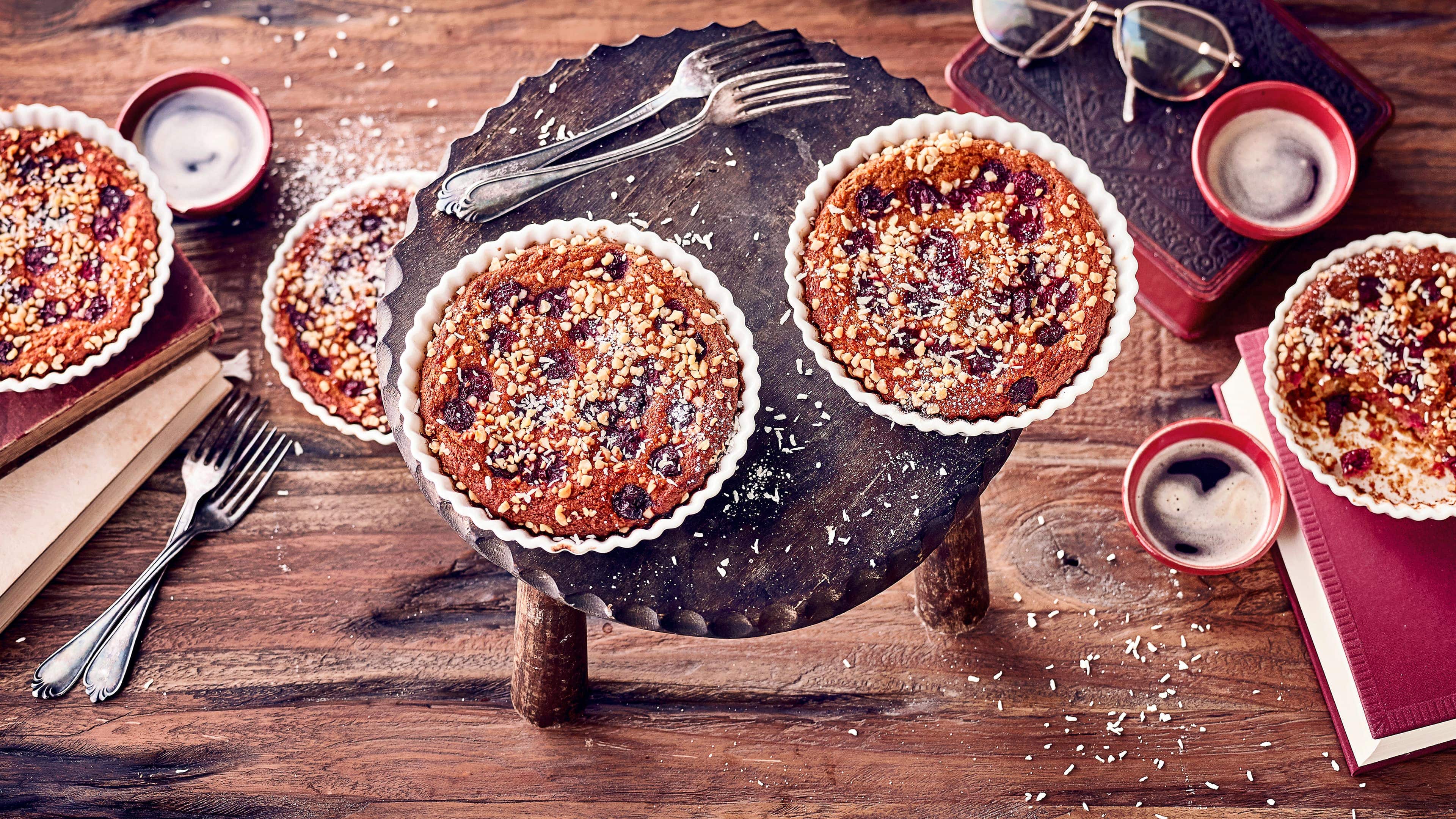 Vegane Kirschküchle Sie suchen ein veganes Kuchenrezept? Probieren Sie unsere Kirschküchle mit Dinkelvollkornmehl, Mandeln, Banane und Kokosflocken – lecker und laktosefrei!