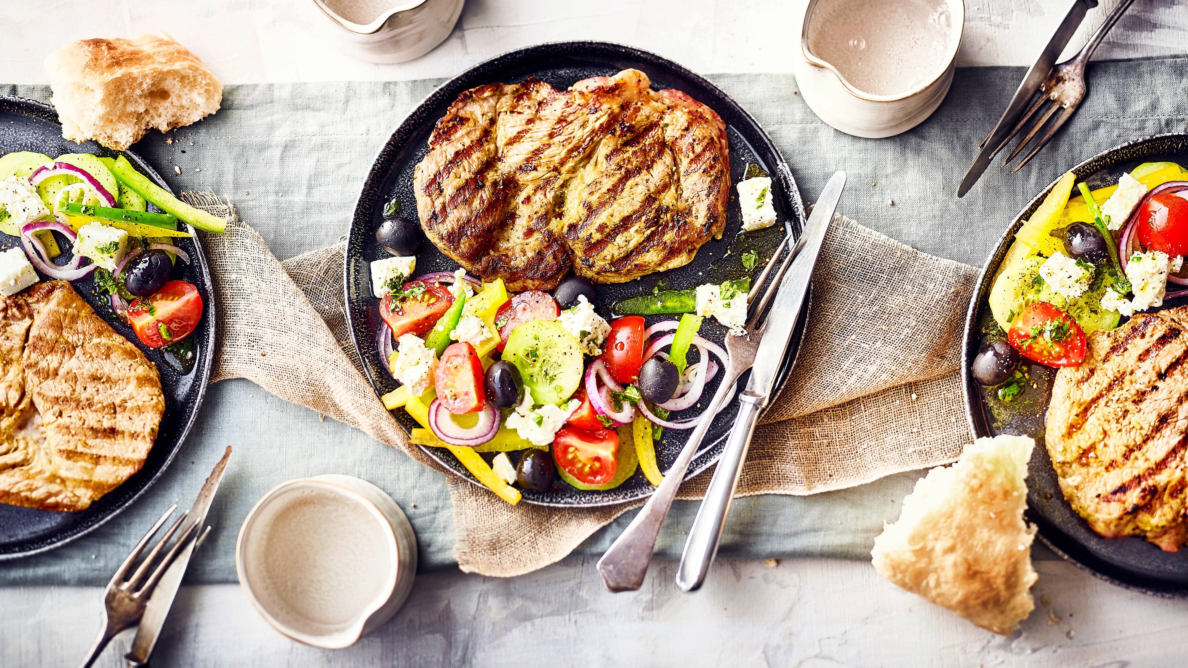 Nackensteak mit Bauernsalat Perfekt für den Grill: Mit unserem Rezept zaubern Sie ein saftiges Nackensteak mit mediterranem Bauernsalat und Fladenbrot auf die Teller Ihrer Gäste.