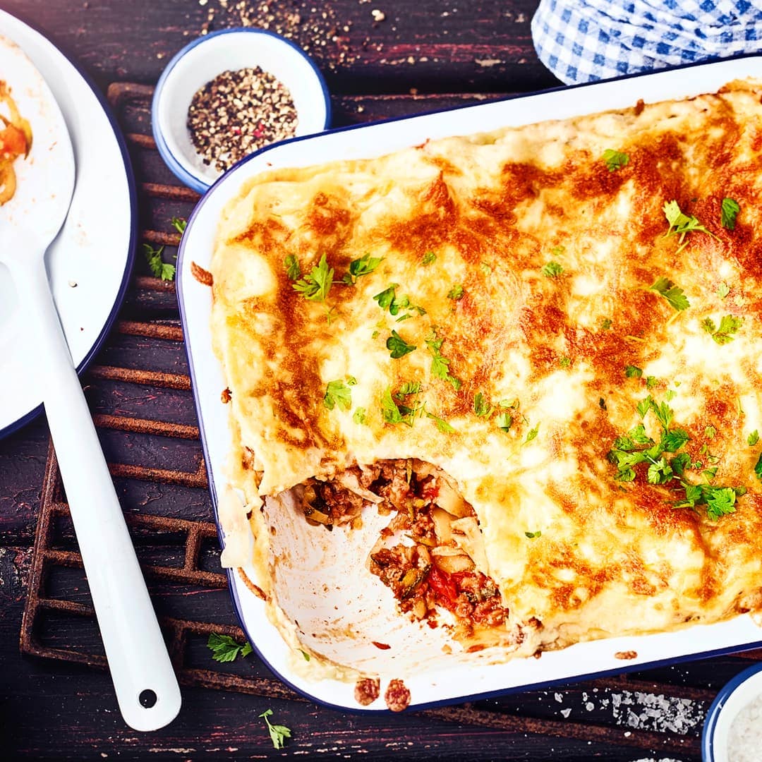 Warum immer nur die klassische Lasagne machen? Gerade im Sommer mit frischen Zucchinis, ist die Zucchini-Hack-Lasagne eine feine Abwechslung.