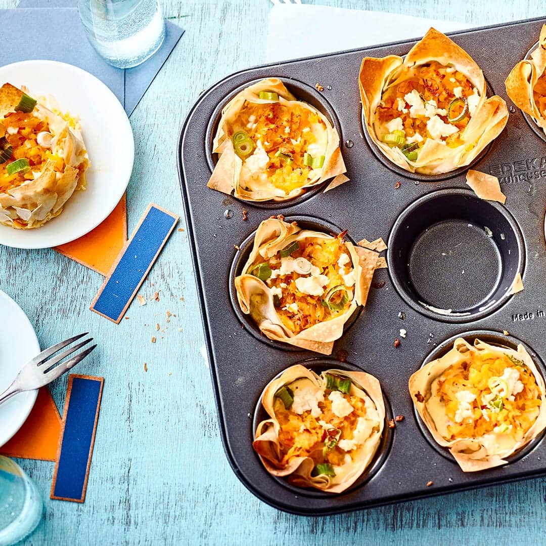 Ideal und ein knuspriger Leckerbissen für jede Party: Kleine Filoteigtörtchen gefüllt mit Kürbis, Frühlingszwiebeln und Feta.