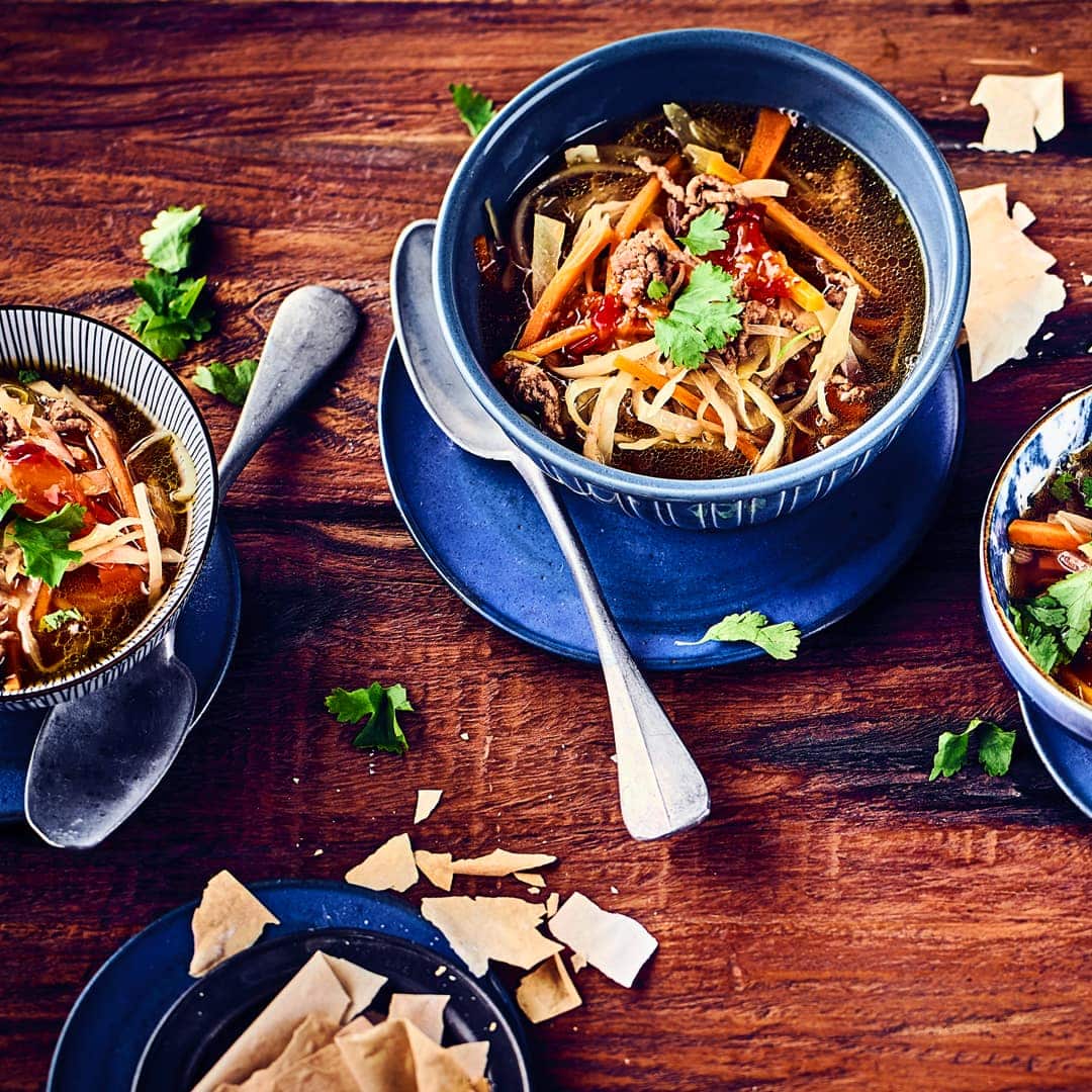 Herzhaft und deftig aber kalorienarm: Probieren Sie unser Rezept für eine Frühlingsrollen-Suppe