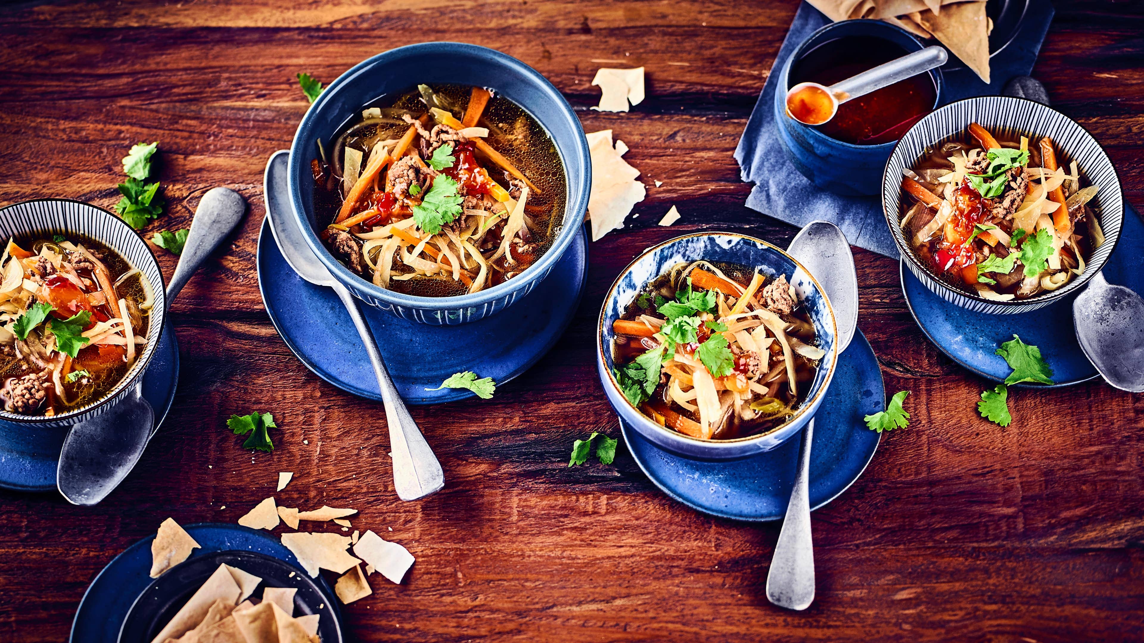 Frühlingsrollen-Suppe Herzhaft und deftig aber kalorienarm: Probieren Sie unser Rezept für eine Frühlingsrollen-Suppe.