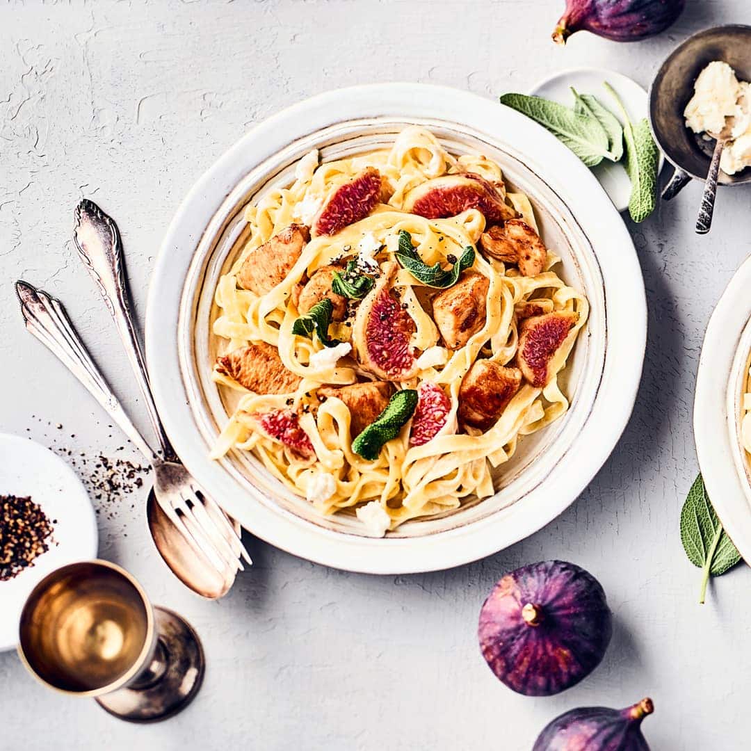 Probieren Sie unser Rezept für Tagliatelle-Nudeln mit frischen Feigen, gebratenem Hähnchenbrustfilet und Ziegenfrischkäse einmal aus – süß und würzig!