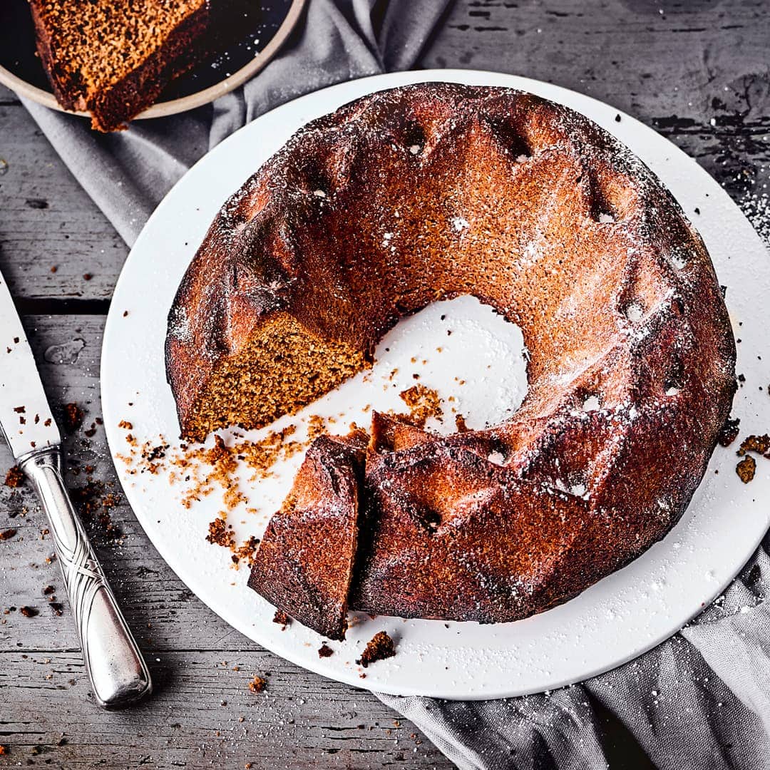 Mit unserem Rezept gelingt Ihnen dieser Kuchen-Klassiker in 90 Minuten: Probieren Sie unseren Burgenlander Gugelhupf mit Zartbitter-Schokolade, gemahlenen Mandeln und einem Schuss Rum!