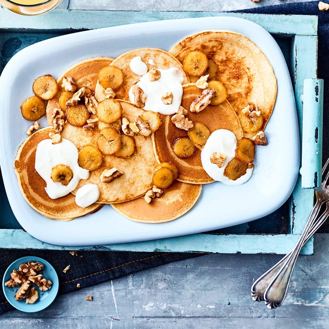 Ob süß oder herzhaft, Eierkuchen lassen sich herrlich vielfältig genießen. Mit unserem Rezept backen Sie die leckeren Fladen ruckzuck aus und servieren sie mit Banane und Joghurt!
