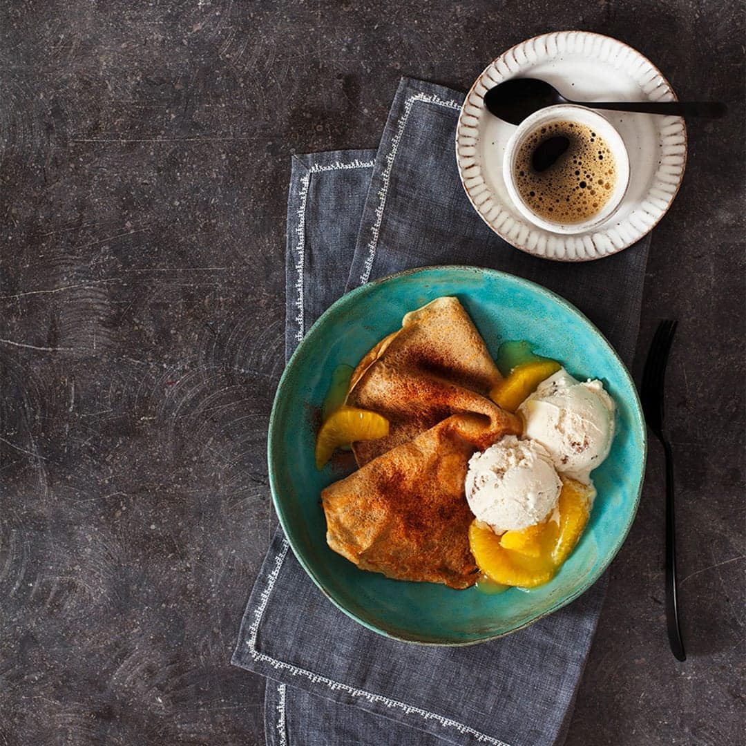 Lust auf ein raffiniertes Dessert? Probieren Sie unser Rezept für Cappuccino-Crêpes mit Kardamom und einem Schuss Orangenlikör aus – dazu sahniges Walnusseis!