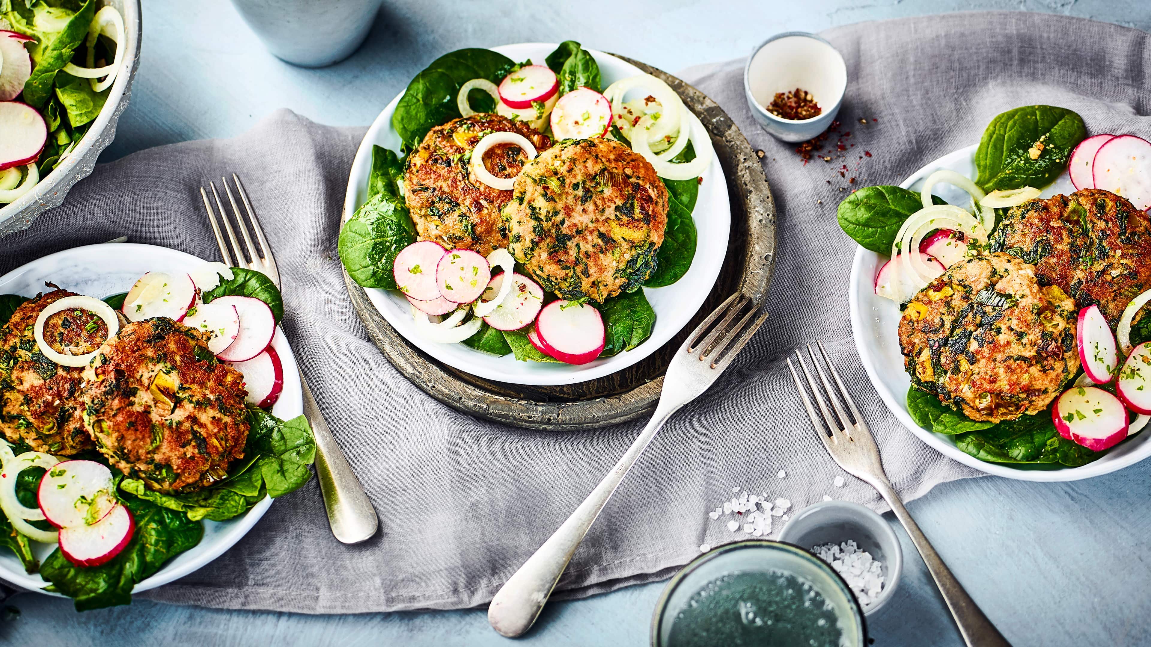 Frikadellen mit Spinat Frikadellen mal anders: Unser Rezept für Frikadellen mit Spinat und Frühlingszwiebeln wird mit einem Salat aus jungen Spinat und Radieschen serviert.