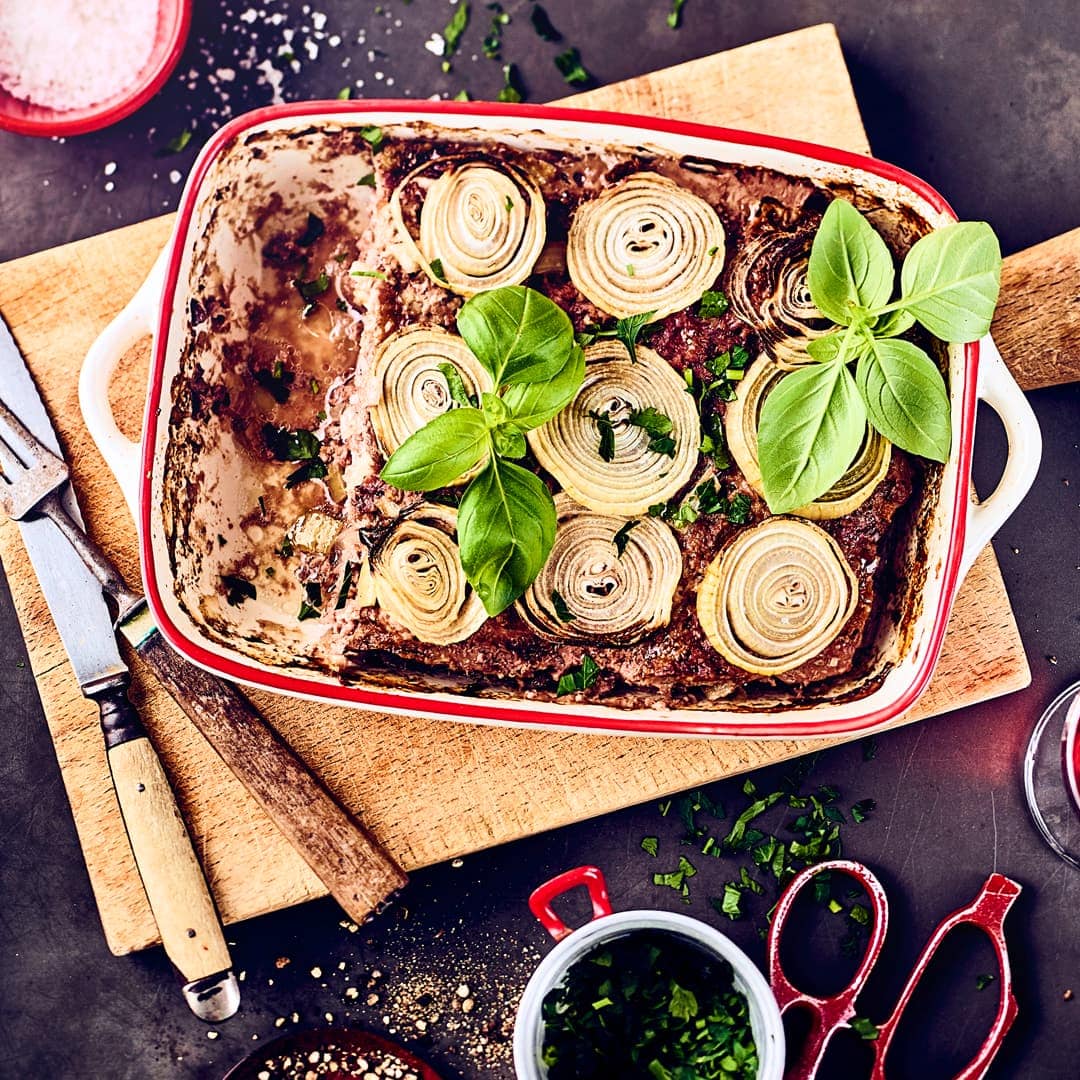 Für unser einfaches Rezept für einen herzhaften Zwiebel-Hackbraten mit Senf und Ei benötigen Sie nur sieben Zutaten – probieren Sie es gleich mal aus!