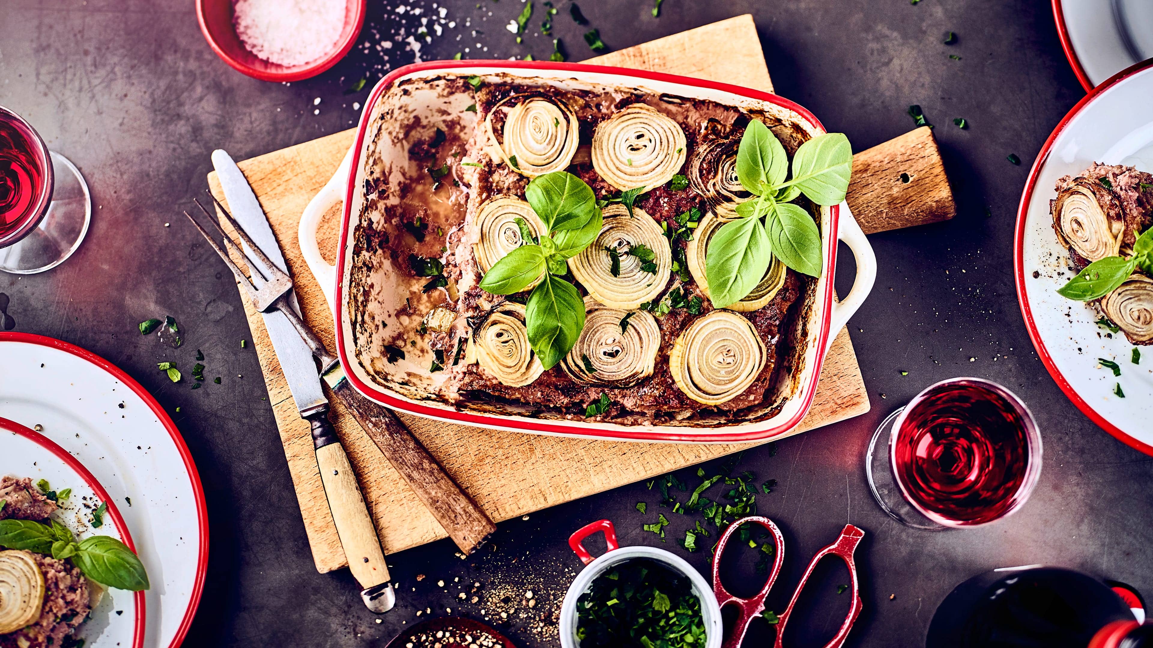 Zwiebel-Hackbraten Für unser einfaches Rezept für einen herzhaften Zwiebel-Hackbraten mit Senf und Ei benötigen Sie nur sieben Zutaten – probieren Sie es gleich mal aus!