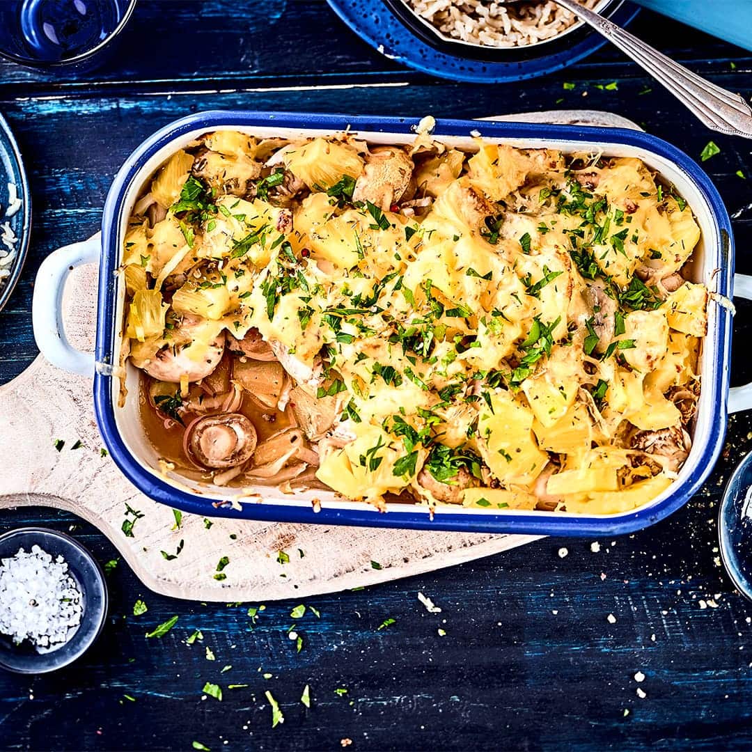 Leckeres Fleischgericht mit exotischer Note: Probieren Sie unsere Putenschnitzel mit Ananas, Chicorée, Pilzen und Käse aus dem Ofen – fertig in 40 Minuten!