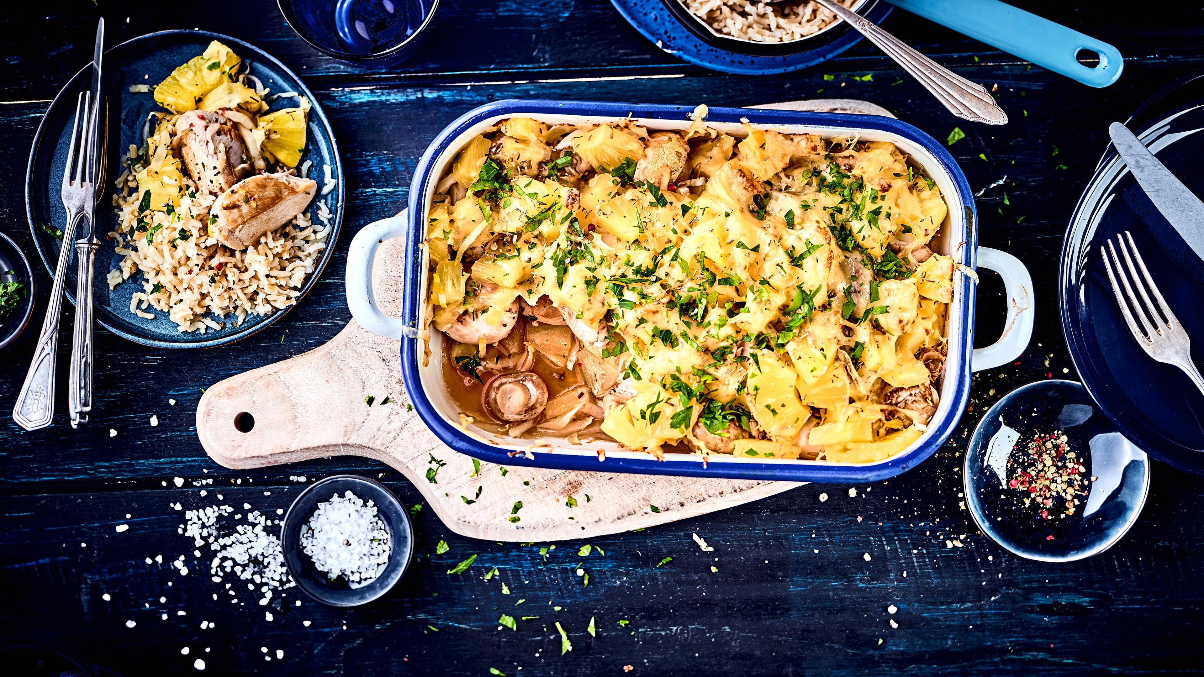 Putenschnitzel mit Pilzen Leckeres Fleischgericht mit exotischer Note: Probieren Sie unsere Putenschnitzel mit Ananas, Chicorée, Pilzen und Käse aus dem Ofen – fertig in 40 Minuten!