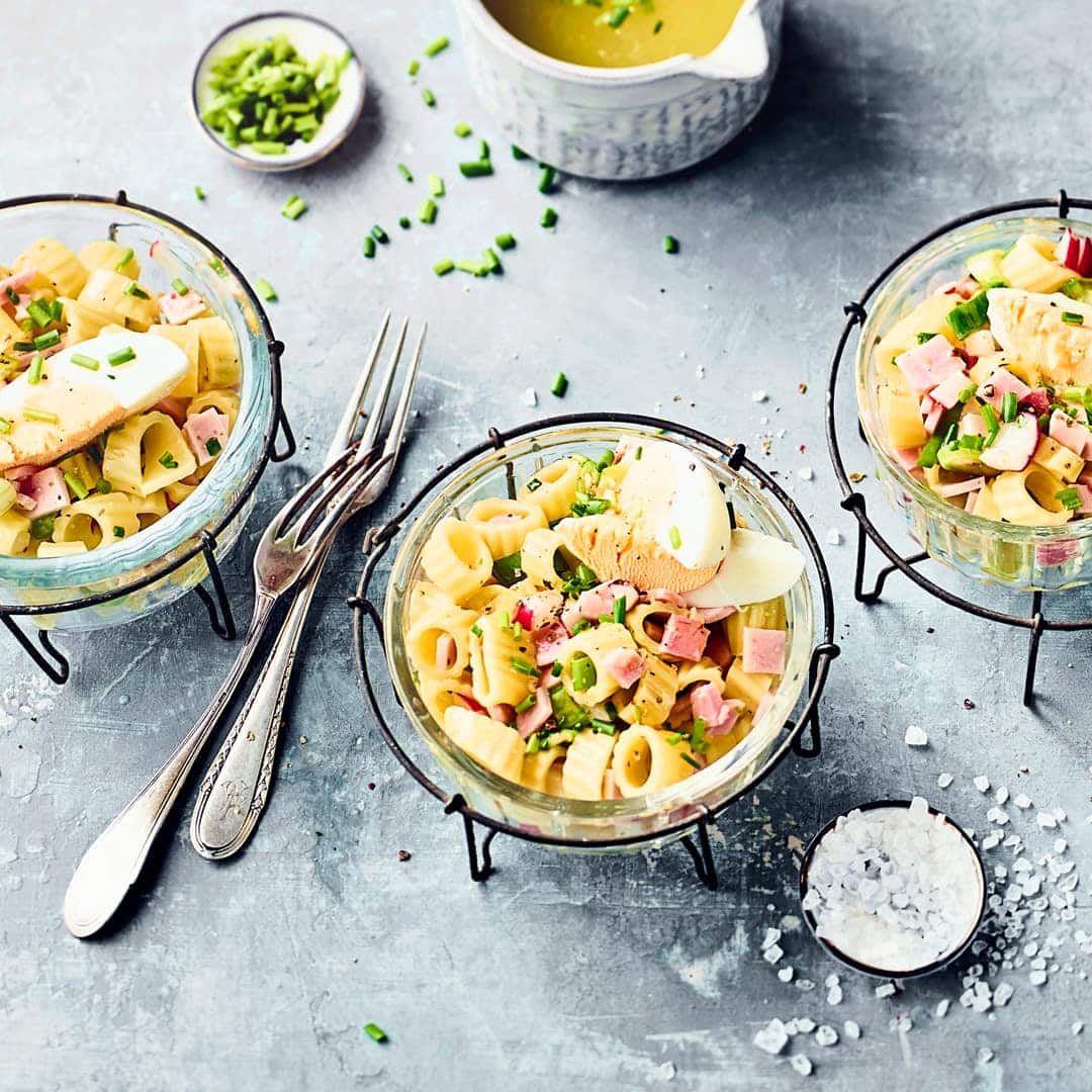 Ein Klassiker, der auf keinem Party-Buffet fehlen darf! Unser Rezept für Nudelsalat mit Wurst aus gekochten Nudeln, Bierschinken, Radieschen und Frühlingszwiebeln begeistert jeden.