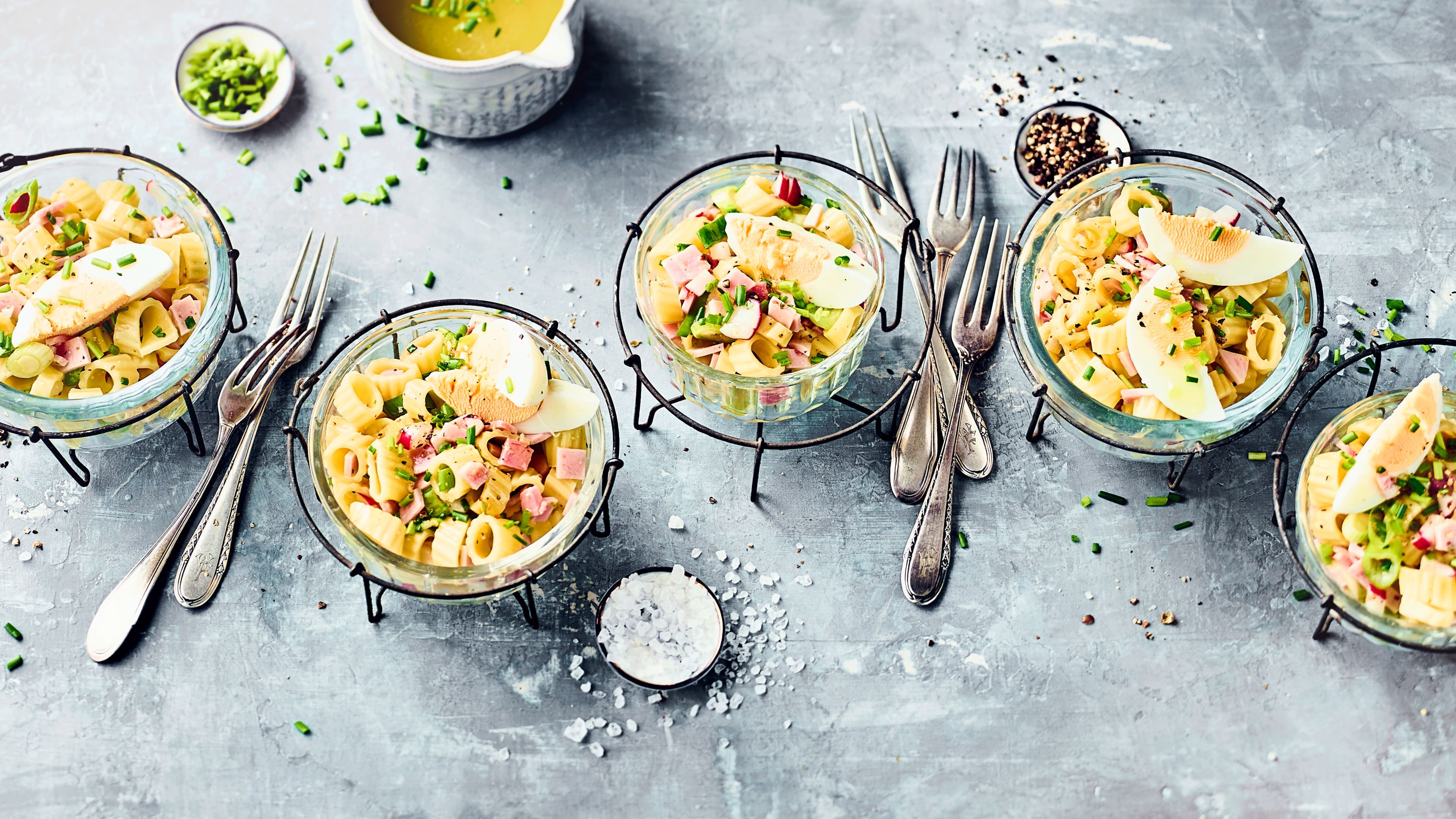 Nudelsalat mit Wurst Ein Klassiker, der auf keinem Party-Buffet fehlen darf! Unser Rezept für Nudelsalat mit Wurst aus gekochten Nudeln, Bierschinken, Radieschen und Frühlingszwiebeln begeistert jeden.