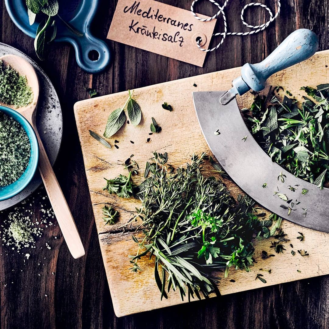 Kräutersalz selbst herzustellen ist überhaupt nicht schwer. Probieren Sie es doch mal aus und starten mit frischen Kräutern wie Rosmarin, Salbei und Thymian ein Mediterranes Kräutersalz.