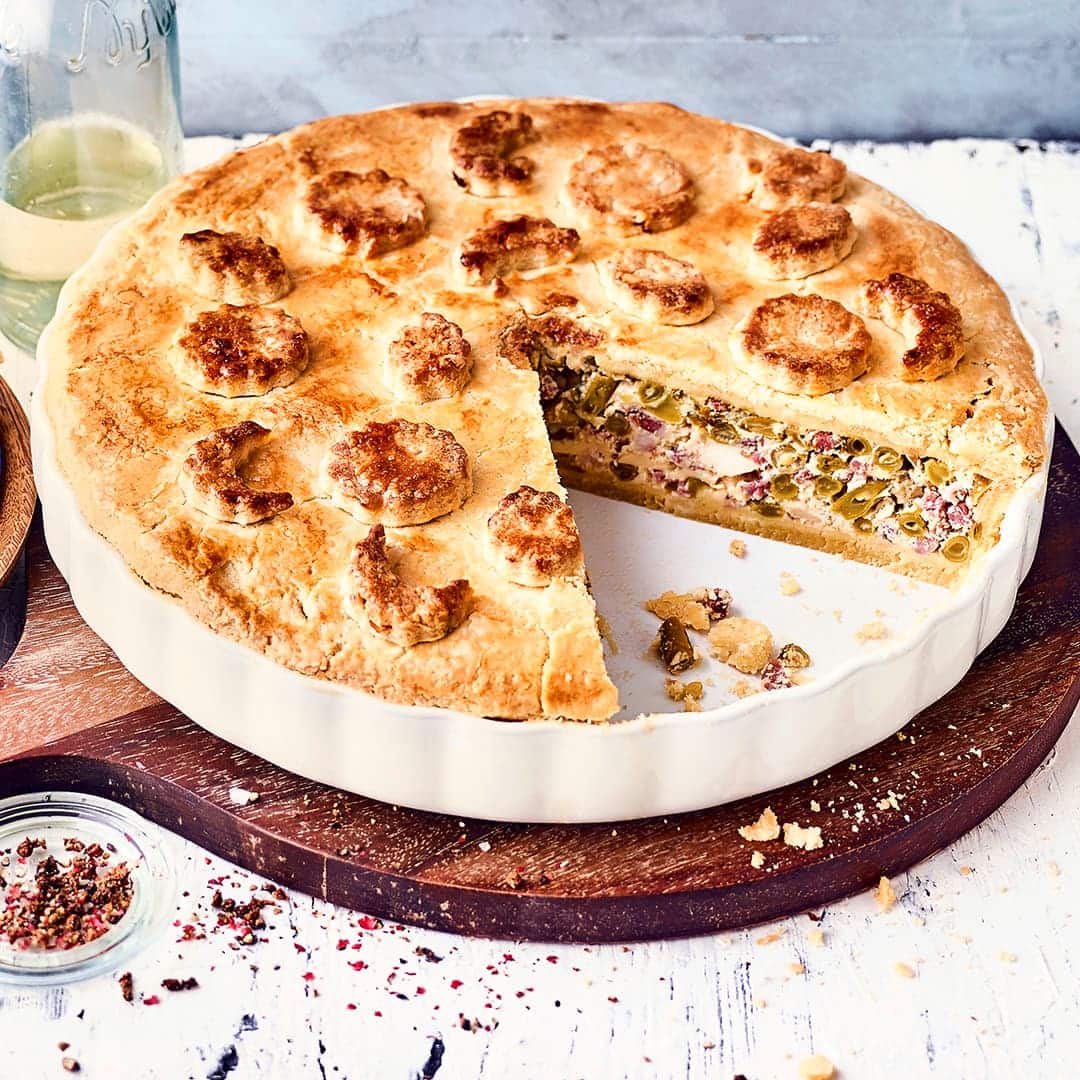 Einfach köstlich! Unser Rezept für Bohnen-Pie ist schön herzhaft mit grünen Bohnen, geräuchertem Schinken und Feta.