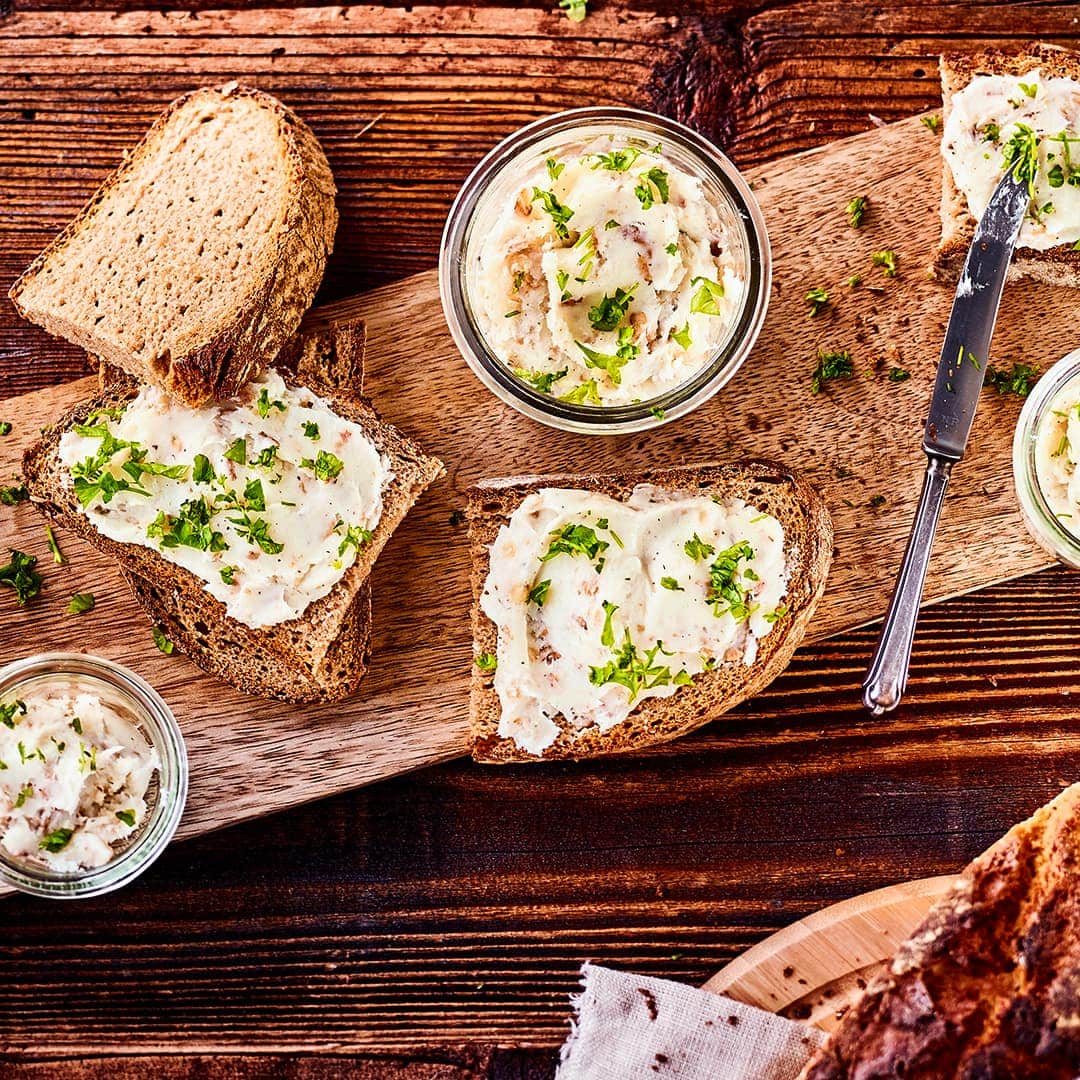Griebenschmalz lässt sich am besten pur auf Schwarzbrot genießen oder zum Verfeinern von Eintöpfen und Gebratenem verwenden. Kühl und dunkel gelagert hält sich Griebenschmalz mindestens zwei Wochen.