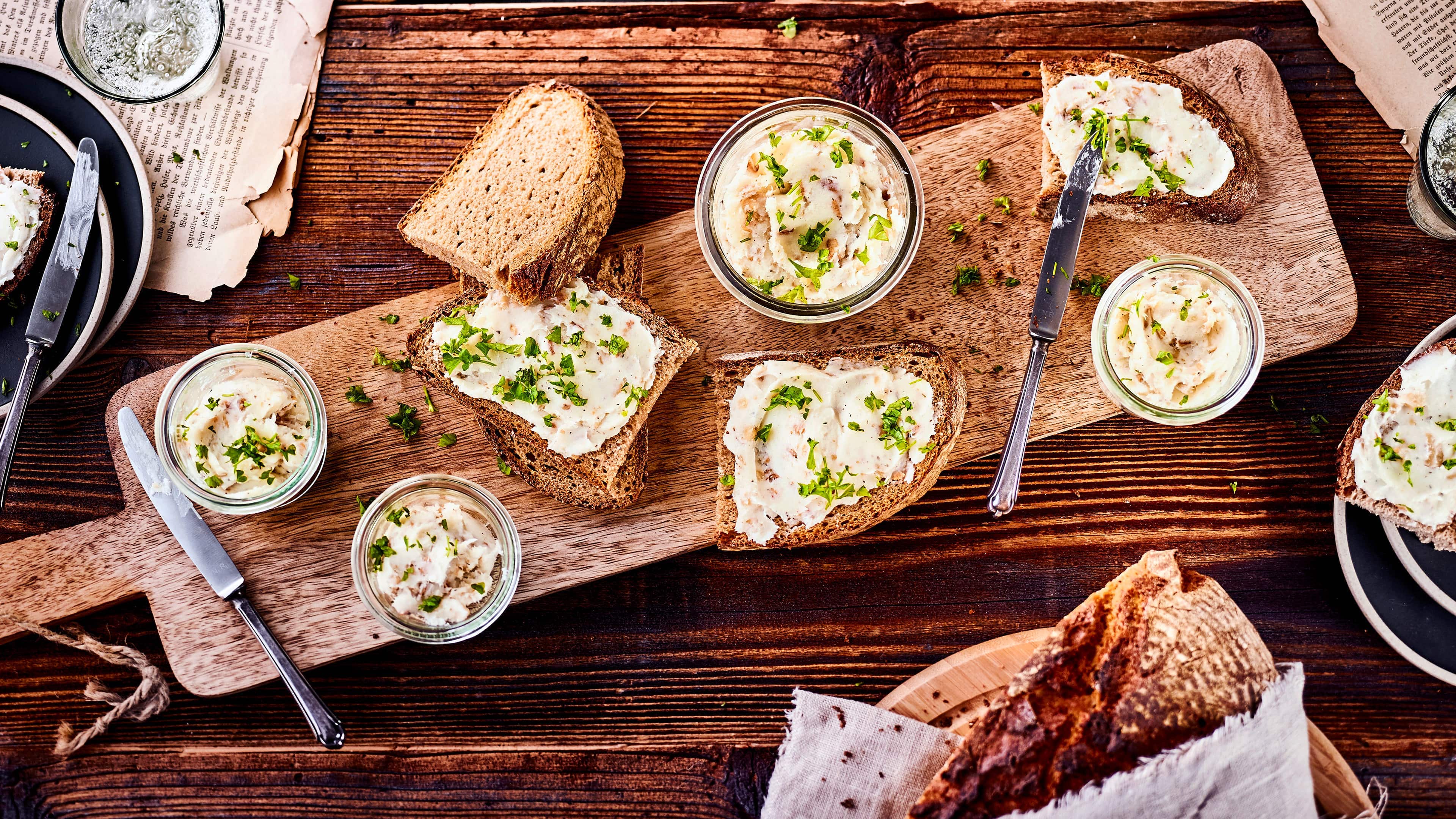 Griebenschmalz Griebenschmalz lässt sich am besten pur auf Schwarzbrot genießen oder zum Verfeinern von Eintöpfen und Gebratenem verwenden. Kühl und dunkel gelagert hält sich Griebenschmalz mindestens zwei Wochen.