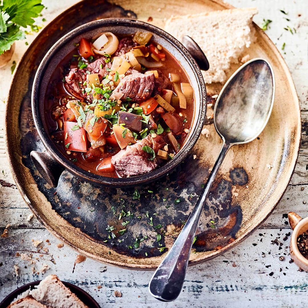 Ein leckeres, würziges und aromatisches Fleischgericht aus der bulgarischen Küche: Kavarma wird mit Schweinegulasch, Porree, Paprika und Aubergine gekocht und in unserem Rezept mit Weißbrot gegessen.