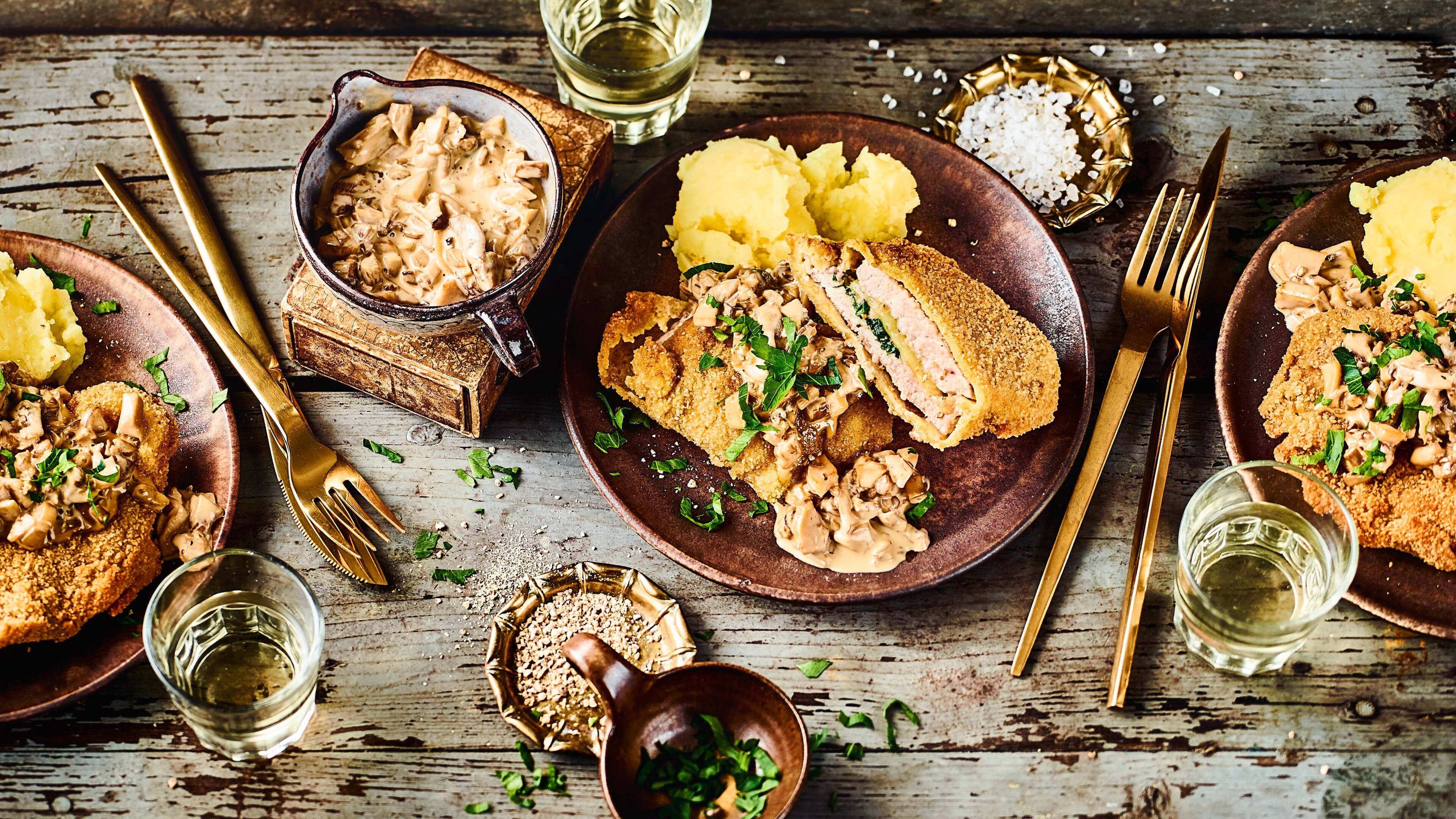 Gefüllte Jägerschnitzel Bereiten Sie mit unserem Rezept saftige, mit Petersilie gefüllte, Jägerschnitzel zu. Dazu gibt es eine cremige Pilzsauce mit Sahne.
