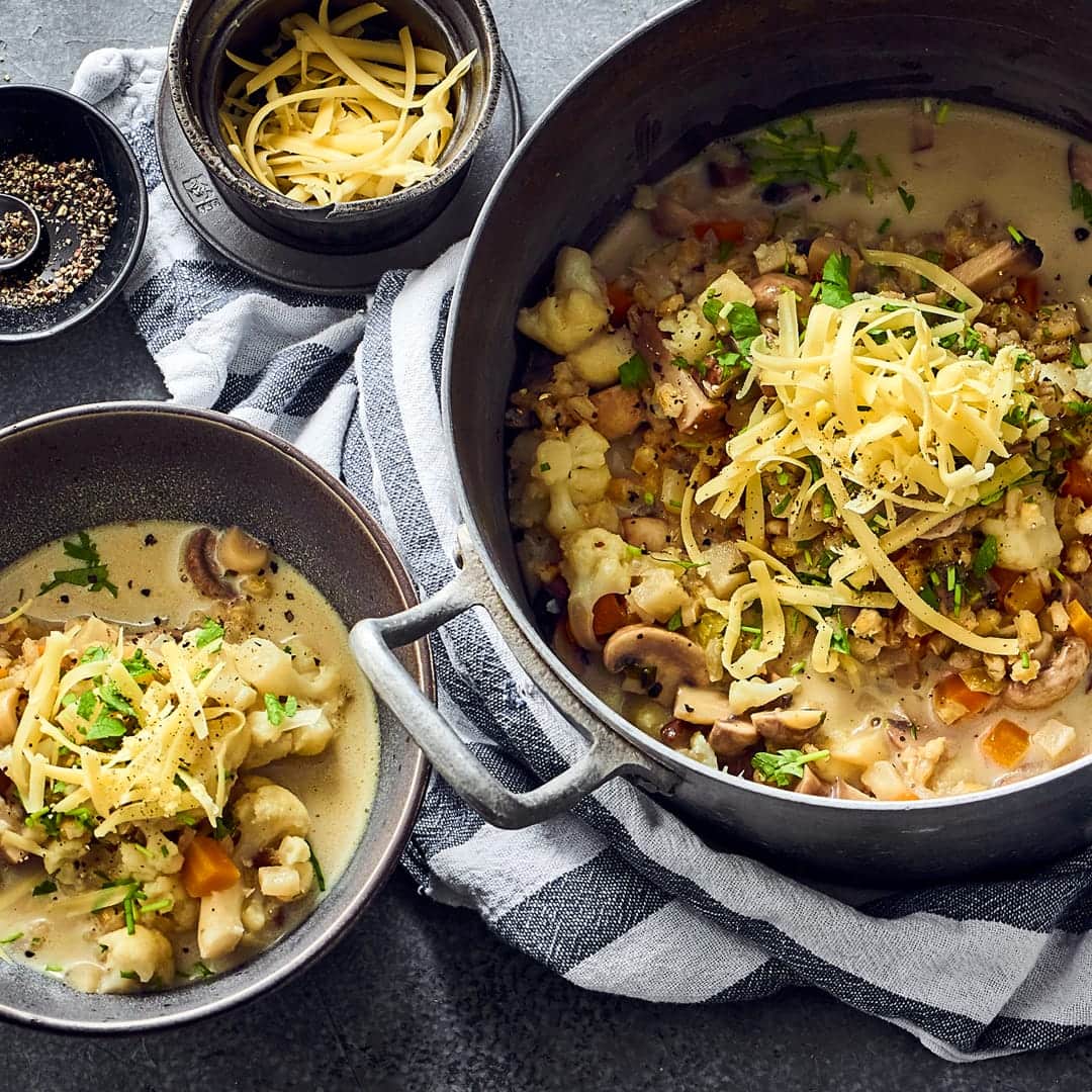 Probieren Sie unseren aromatischen Pilz-Graupeneintopf und zaubern Sie mit Portobello, Kräuterseitlingen, Champignons und Blumenkohl ein leckeres Gericht.
