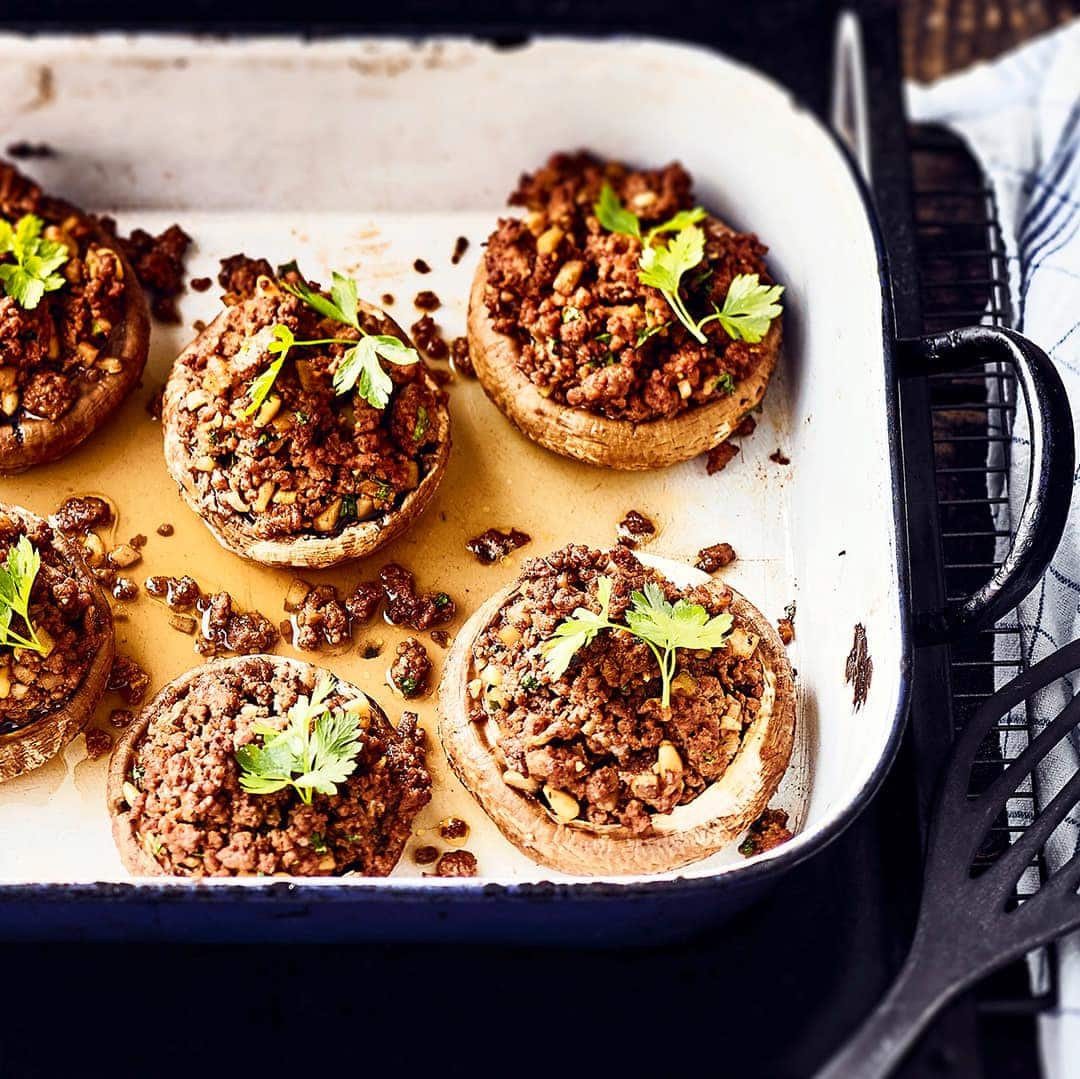 Ob mit Hackfleisch oder mit vegetarischem Inhalt: Gefüllte Champignons sind eine Delikatesse, die auf dem Grill oder im Ofen ein köstliches Aroma entfalten.