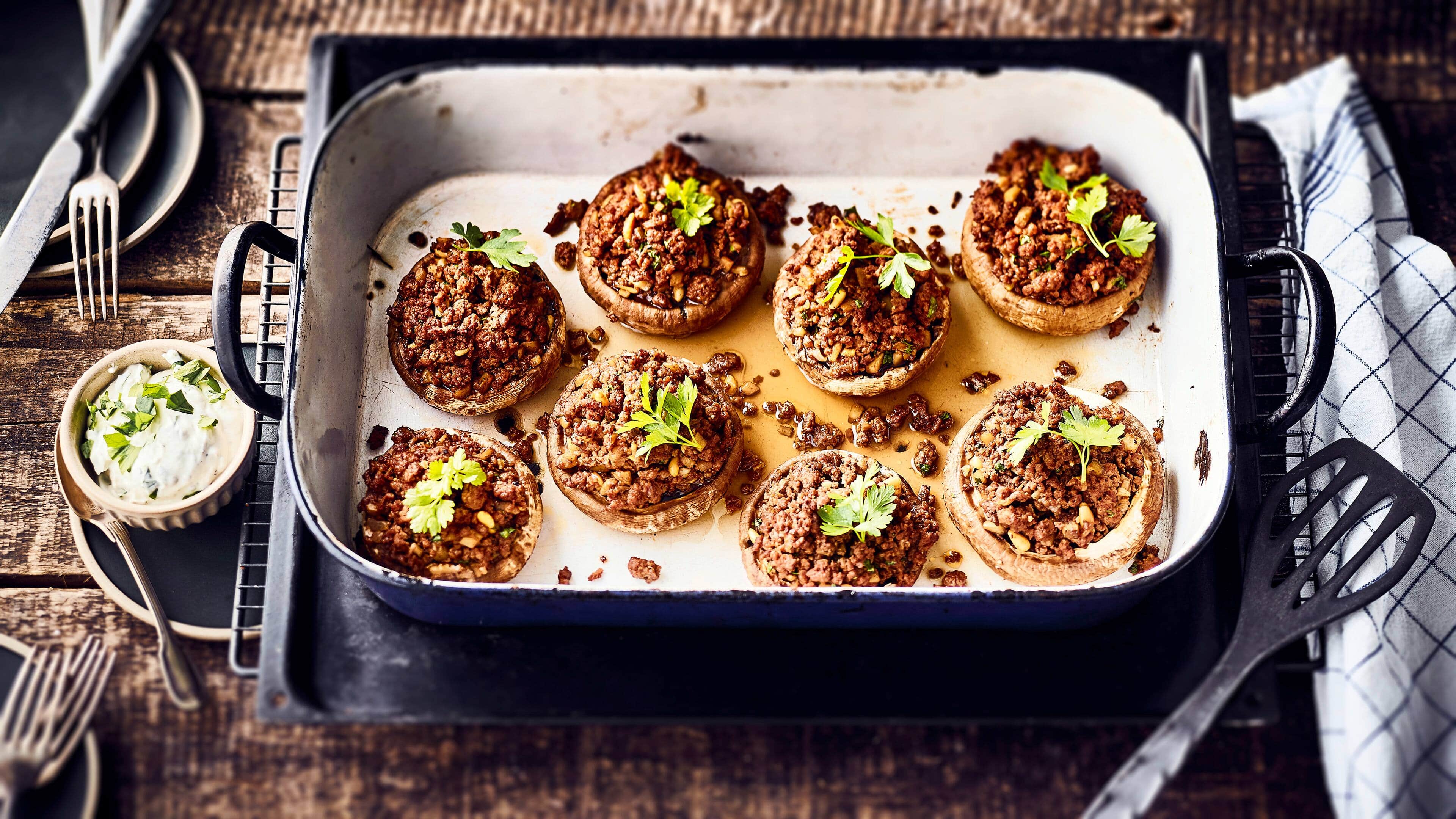 Gefüllte Champignons Ob mit Hackfleisch oder mit vegetarischem Inhalt: Gefüllte Champignons sind eine Delikatesse, die auf dem Grill oder im Ofen ein köstliches Aroma entfalten.