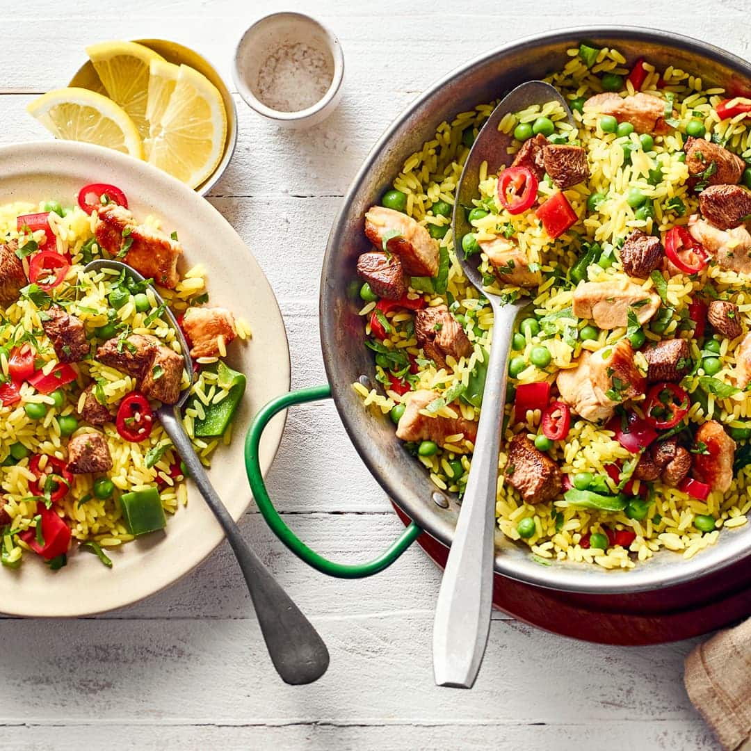 Mit unserem Rezept gelingt Ihnen die klassische Paella ganz leicht: Mit Kaninchenrücken, Hühnerbrust, Paprika, Erbsen, Reis und einem Schuss Weißwein – fertig in 50 Minuten!
