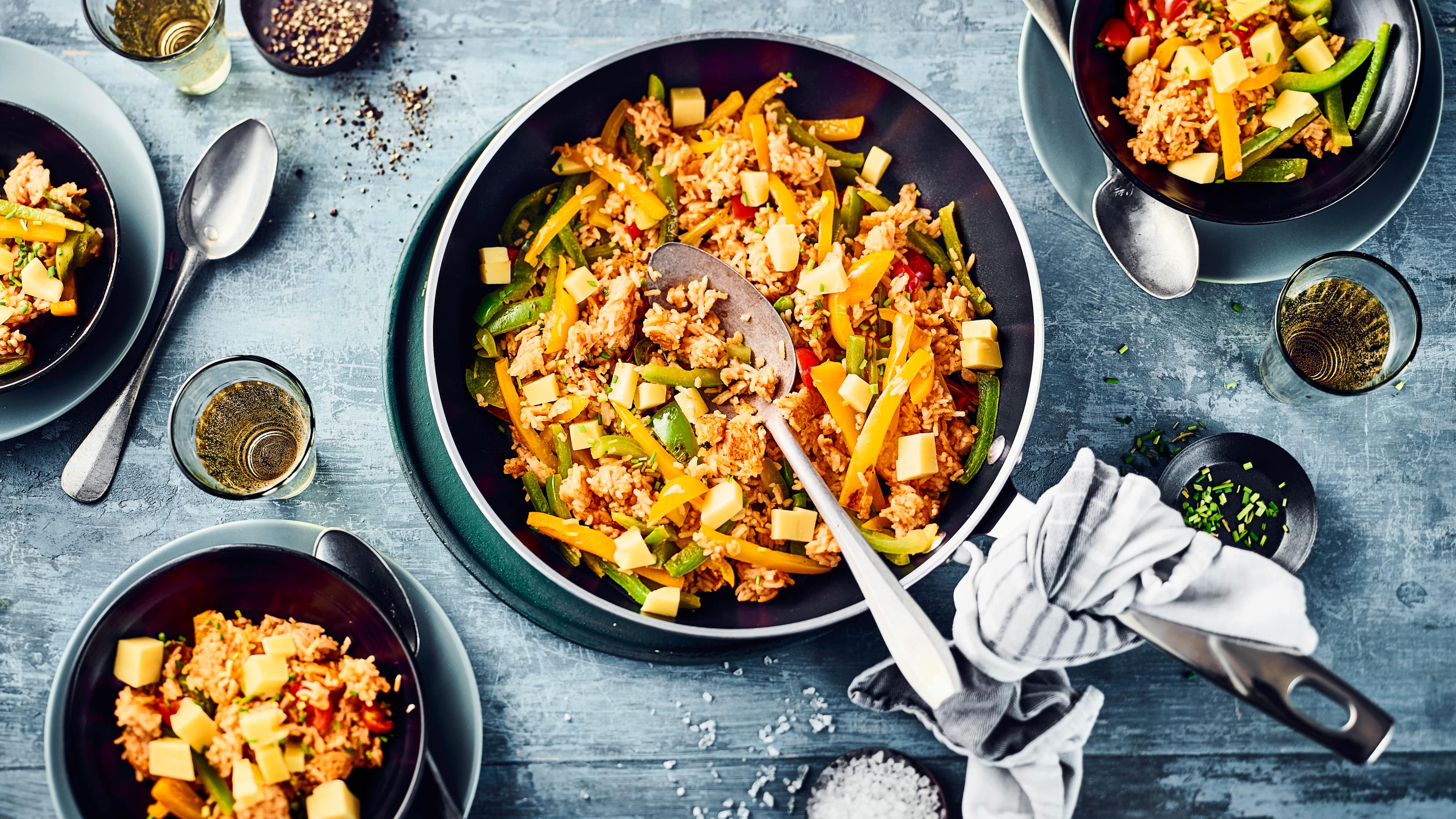 Reispfanne Reis ist eine der wichtigsten Nutzpflanzen der Welt. Erfahren Sie mit dem Reispfanne-Rezept von EDEKA, wie lecker Reisgerichte schmecken können.