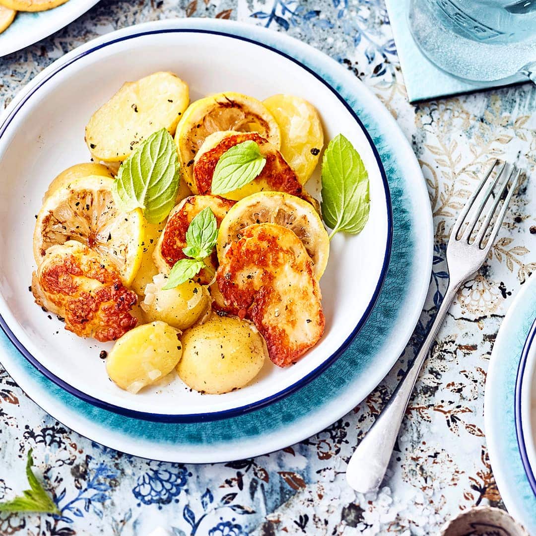 Knusprig gebratener Halloumi wird in Zypern gerne zu den Kartoffeln gereicht - einfach einmal ausprobieren!