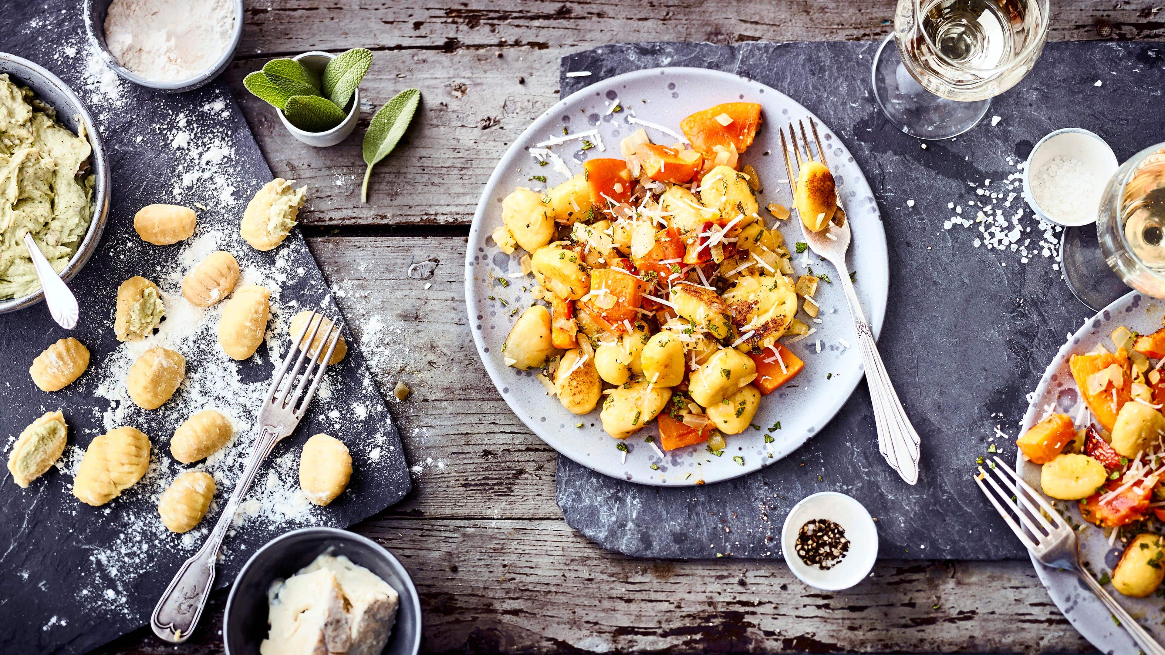 Gnocchi Unser Tipp für ein herbstliches Pastagericht mit Hokkaido: Probieren Sie unsere Gnocchi mit Walnuss-Gorgonzola-Füllung an Kürbis-Salbei-Gemüse und Parmesan – pikant und lecker!