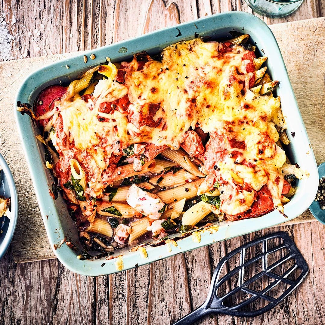 Unser Tipp für ein pikantes Fischgericht aus dem Ofen: Probieren Sie unseren Nudelauflauf mit Penne, Spinat, Knoblauch, Frischkäse, Tomaten und Pangasiusfilet – fertig in 60 Minuten!