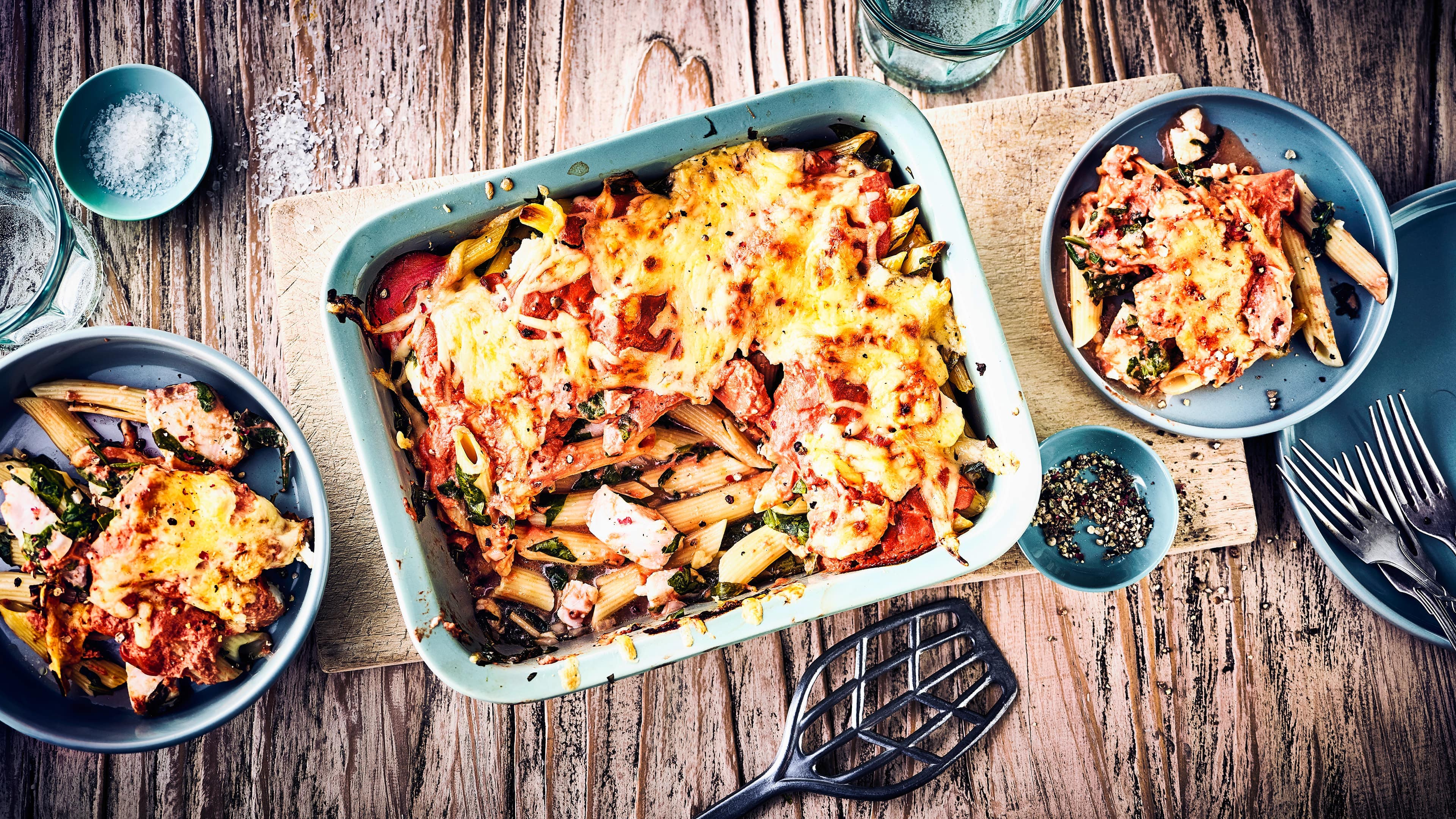 Nudelauflauf mit Pangasius Unser Tipp für ein pikantes Fischgericht aus dem Ofen: Probieren Sie unseren Nudelauflauf mit Penne, Spinat, Knoblauch, Frischkäse, Tomaten und Pangasiusfilet – fertig in 60 Minuten!