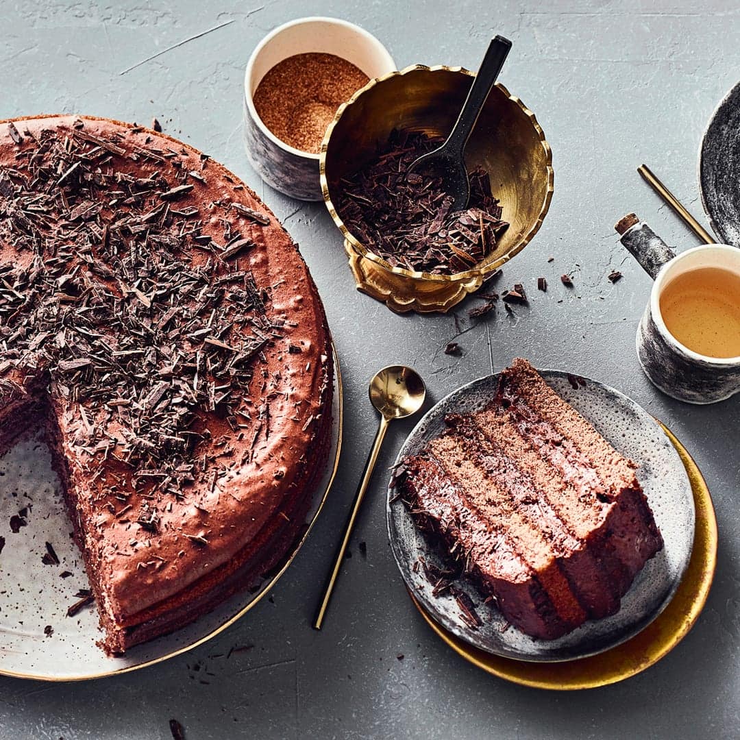 Backen Sie unsere Schokotorte "Dimi de Luxe" und genießen Sie cremige Schokosahne auf lockerem Kakaobiskuit – auch vegan ein Genuss!