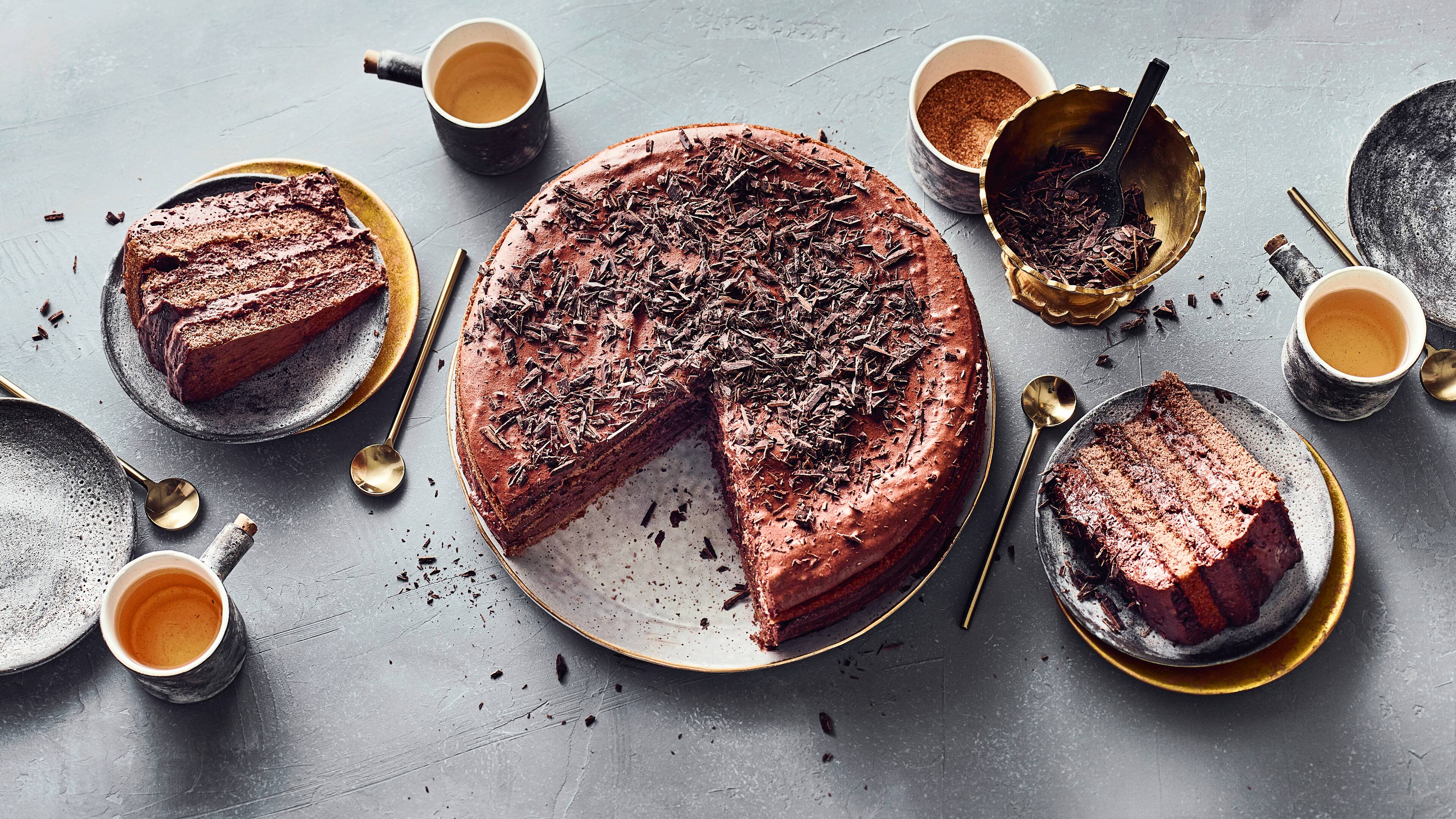 Schokotorte Dimi de Luxe Backen Sie unsere Schokotorte "Dimi de Luxe" und genießen Sie cremige Schokosahne auf lockerem Kakaobiskuit – auch vegan ein Genuss!