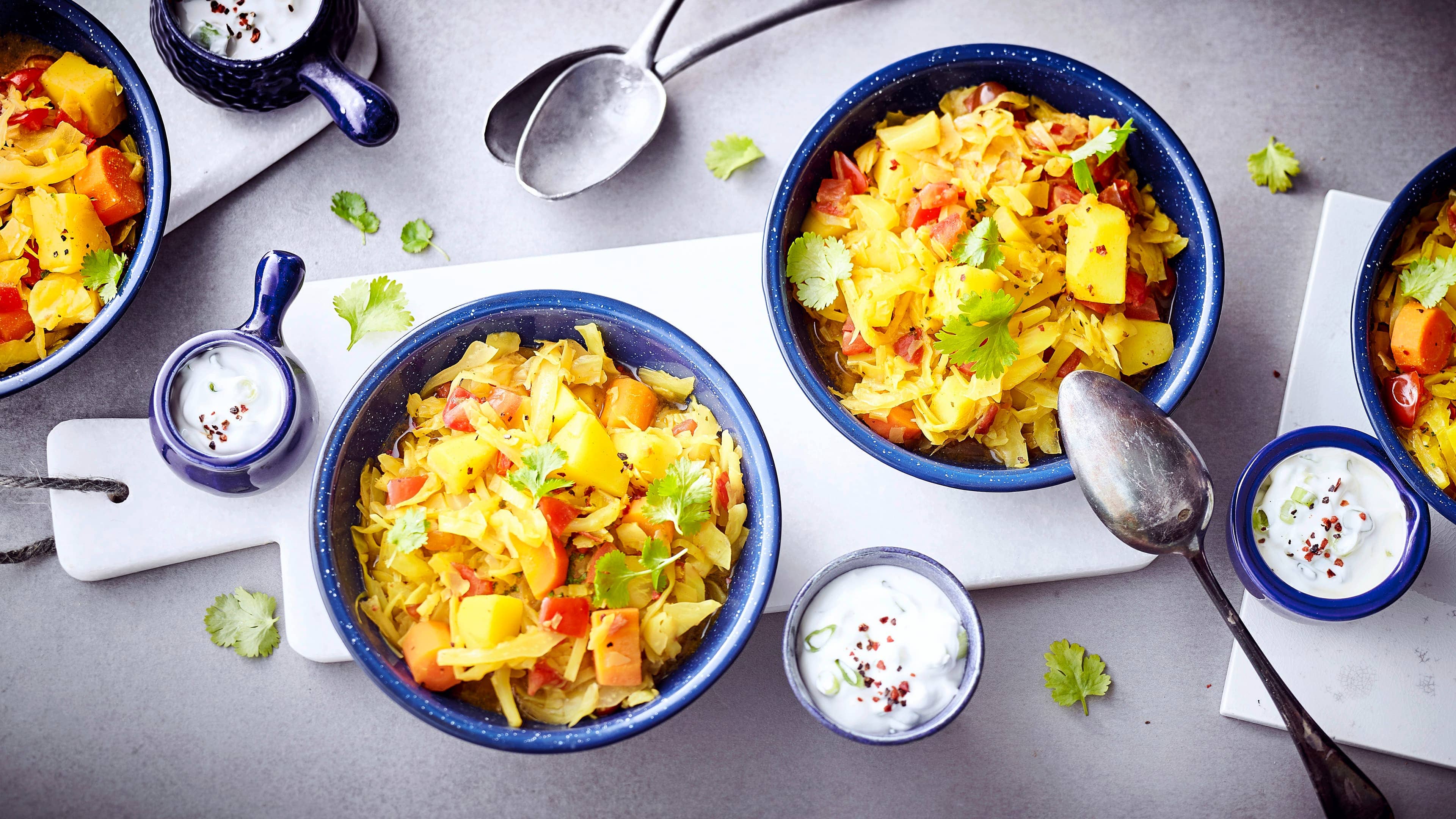 Weißkohlcurry Curry mal anders: Unser Rezept für ein vegetarisches Curry mit Weißkohl, Kartoffeln, Karotten und Tomaten - dazu ein Koriander-Dip.
